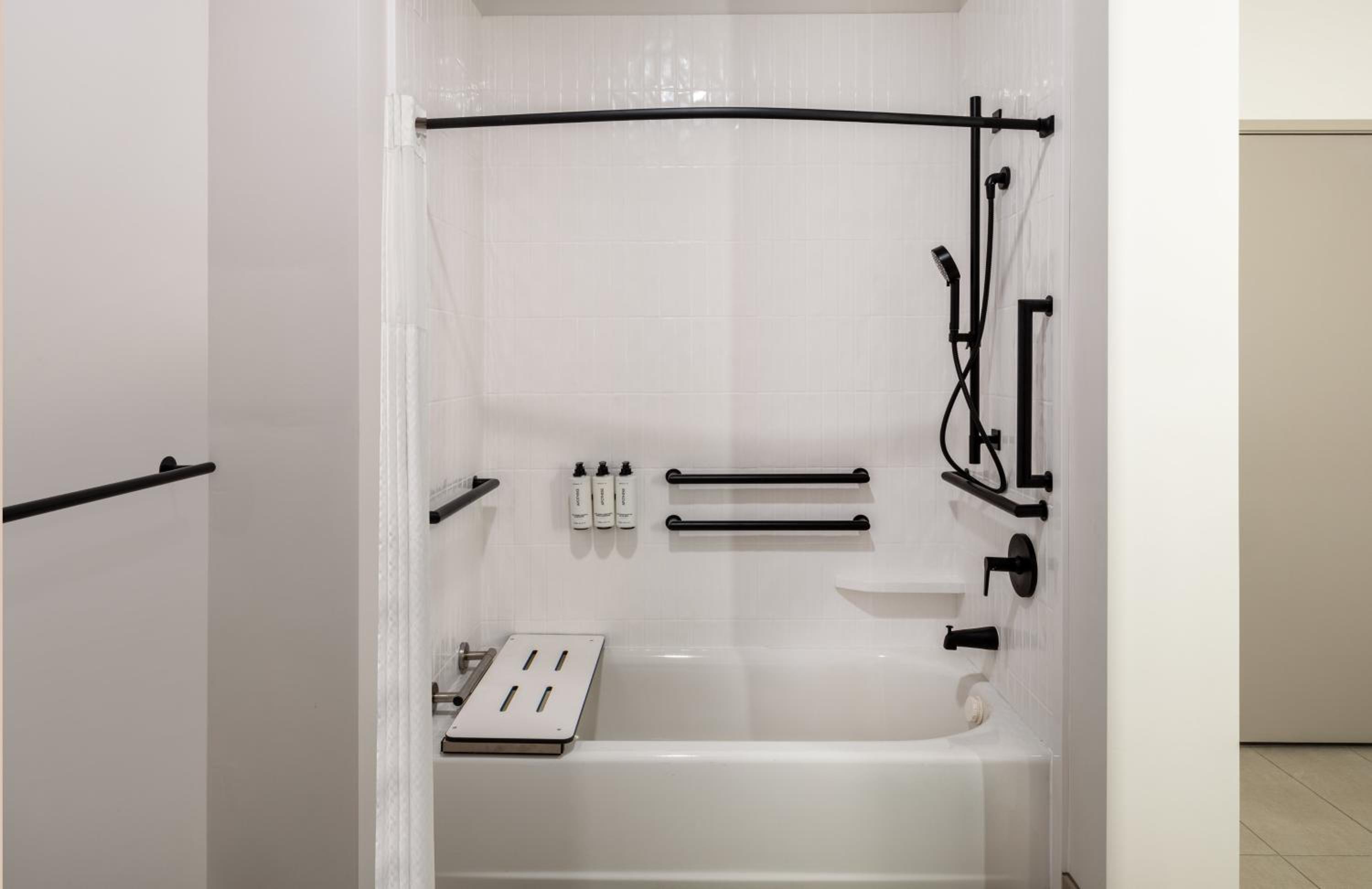 Queen Studio Suite with Two Queen Beds - Mobility Access Tub/Non-Smoking - Photo 4