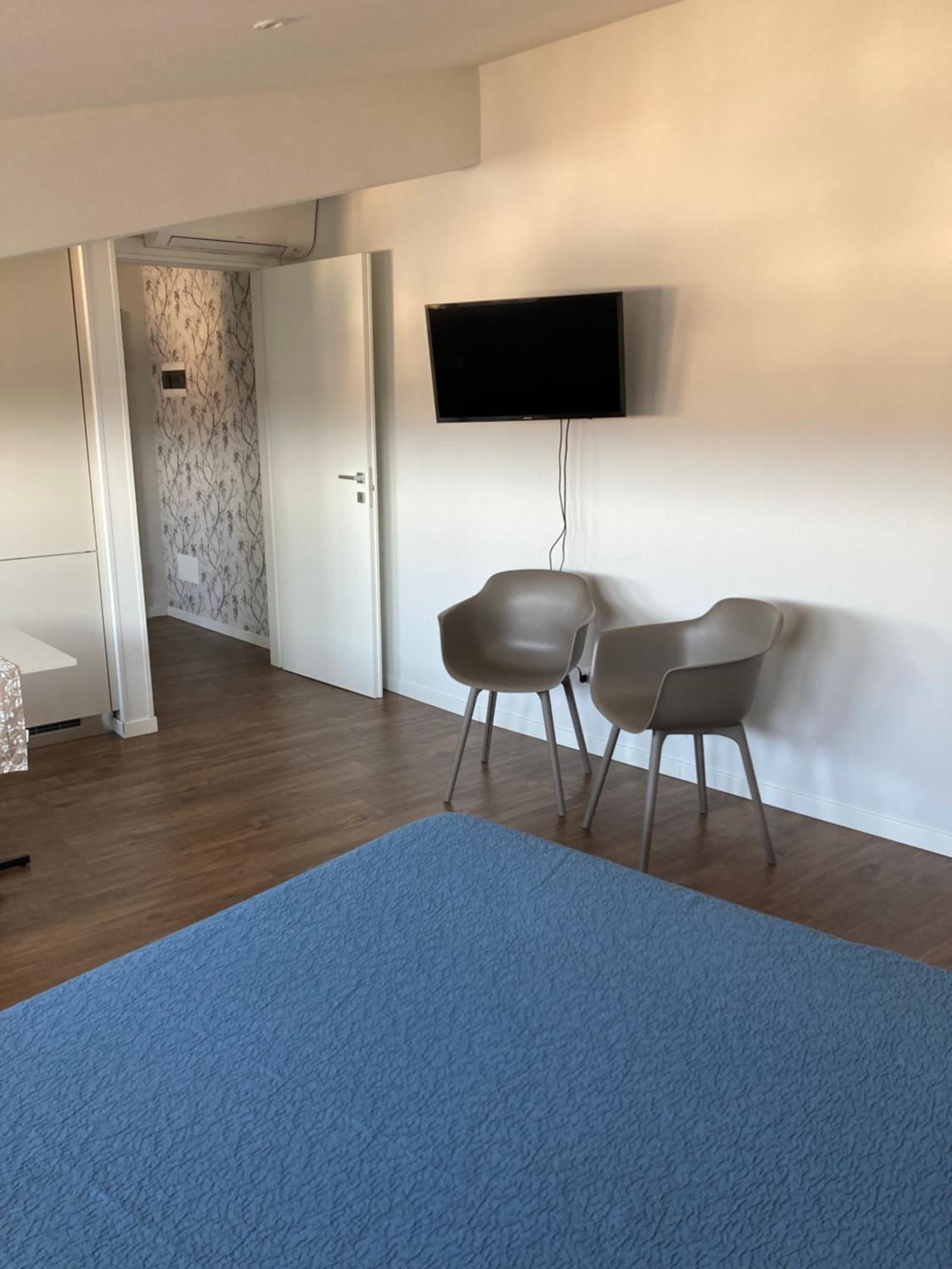 One-Bedroom Apartment - Photo 12