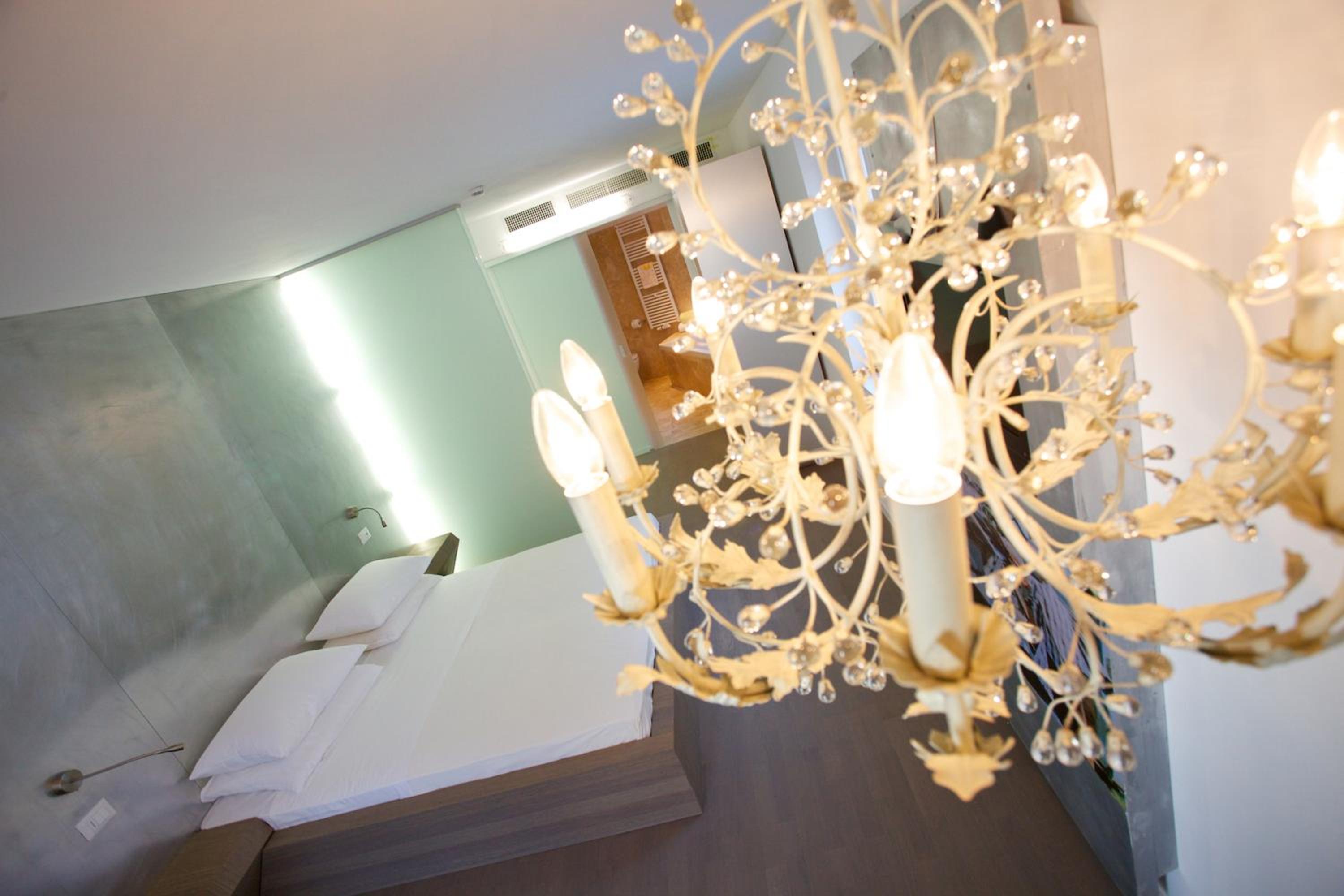 Superior Double Room with Bathtub - Photo 11