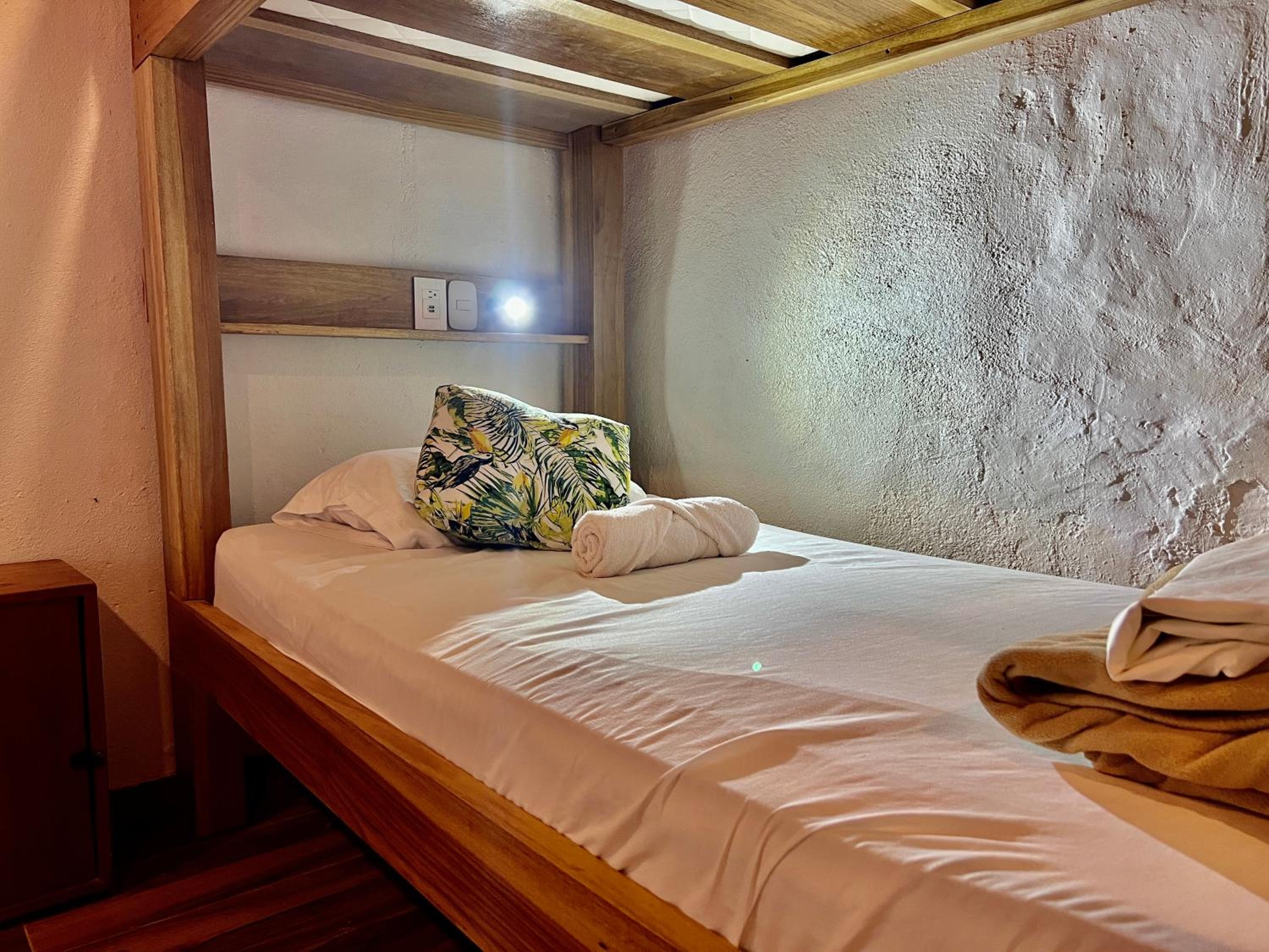 Bed in 8-Bed Mixed Dormitory Room photo 3