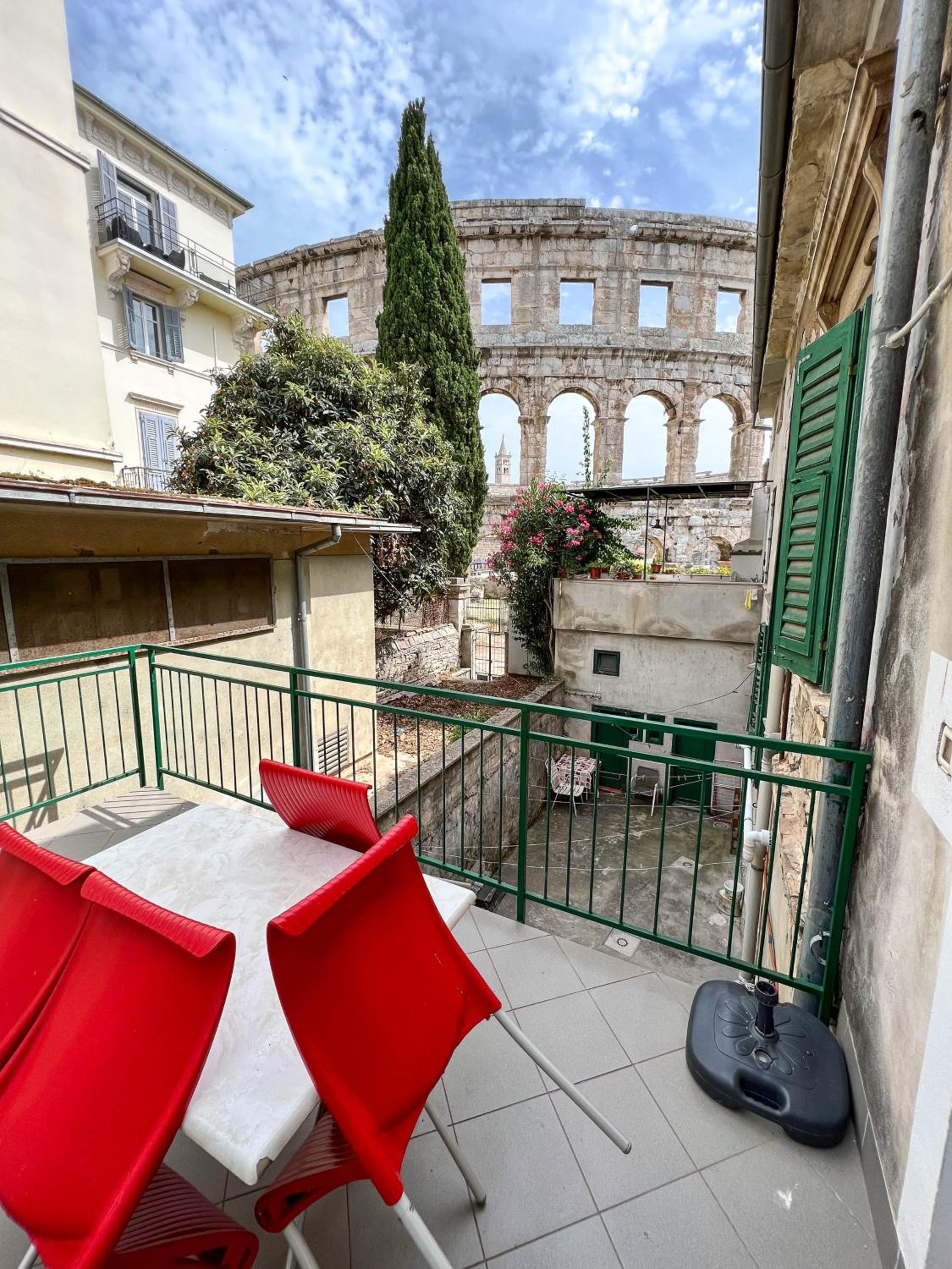 Apartment with Balcony - Photo 4
