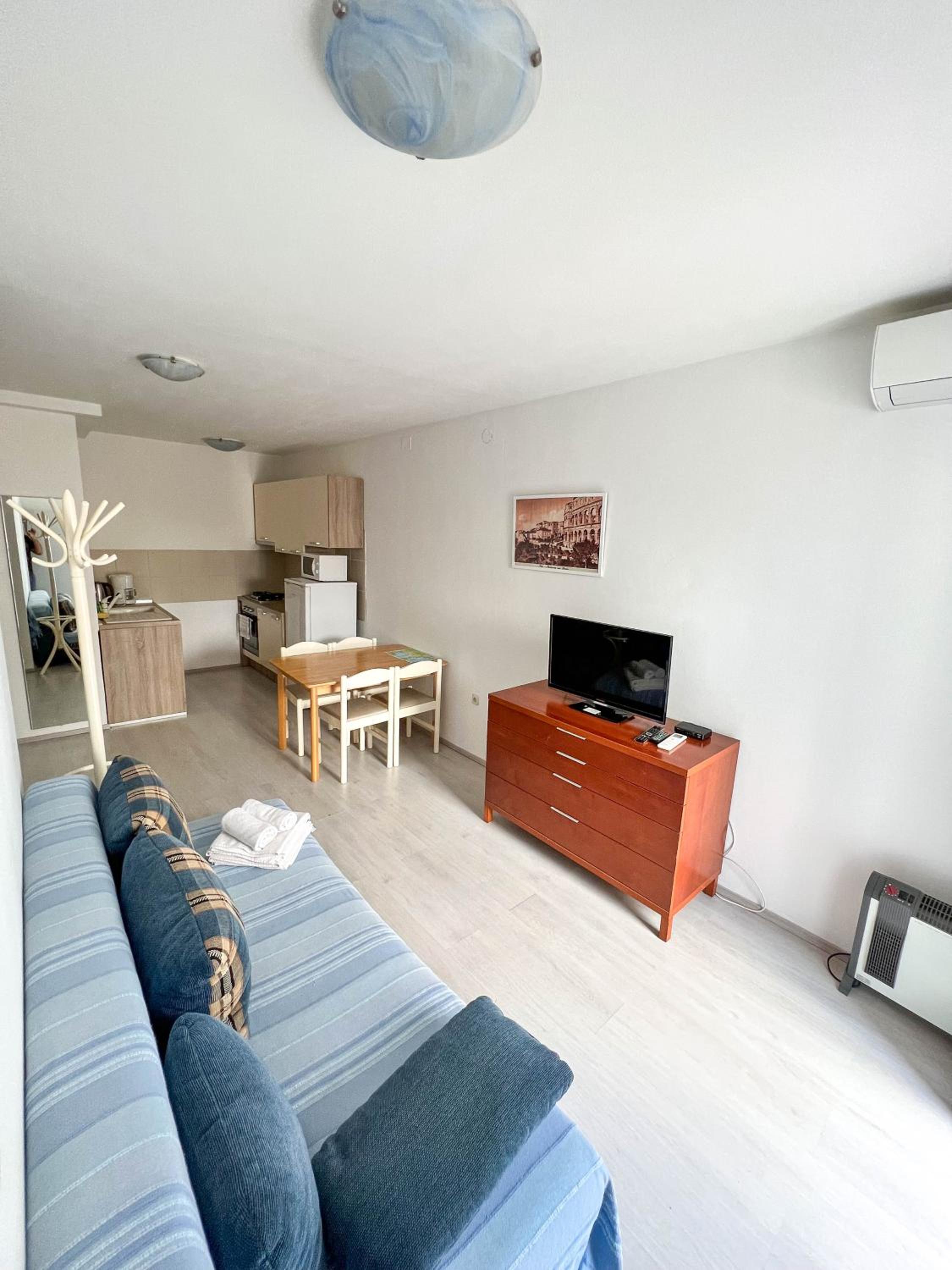 Apartment with Balcony - Photo 6
