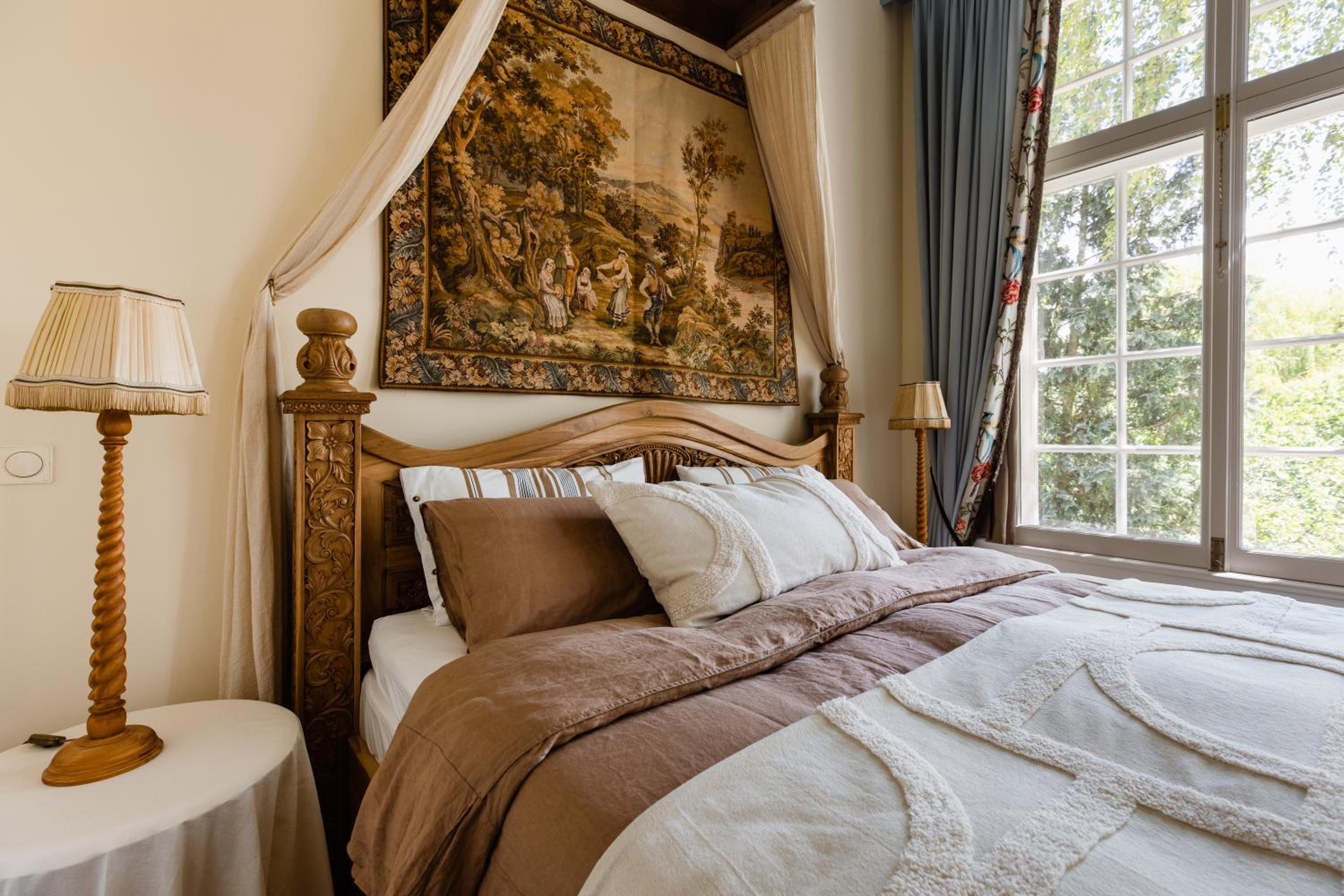 Deluxe Double Room with Bath - Photo 8