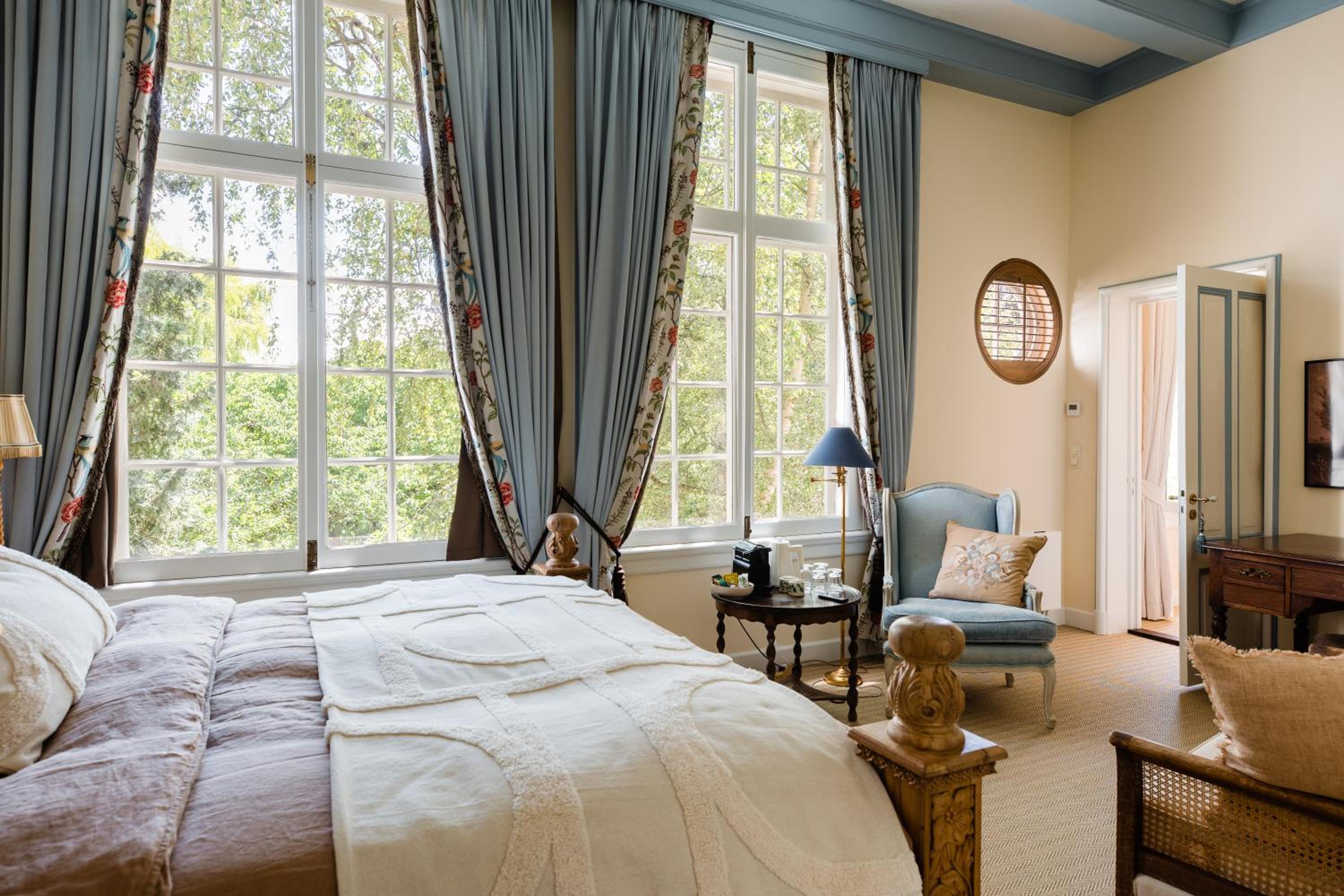 Deluxe Double Room with Bath - Photo 6