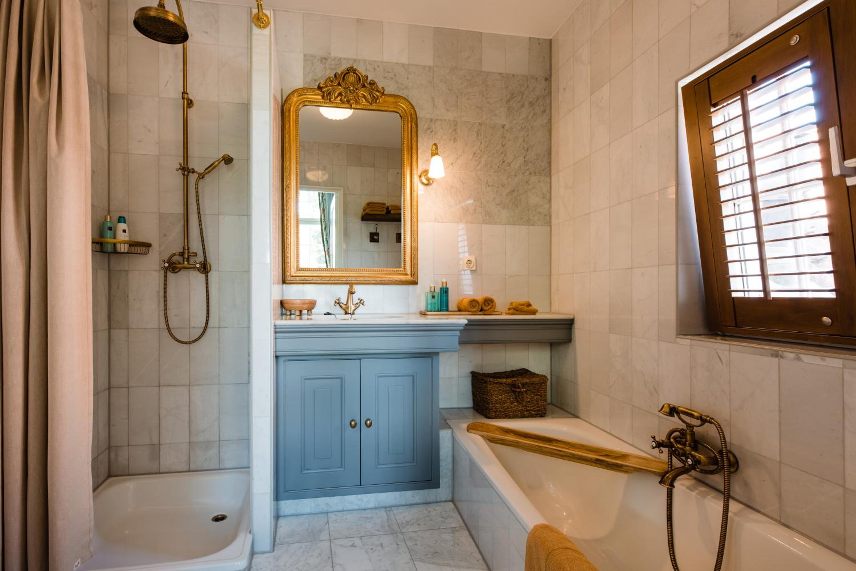 Deluxe Double Room with Bath - Photo 4