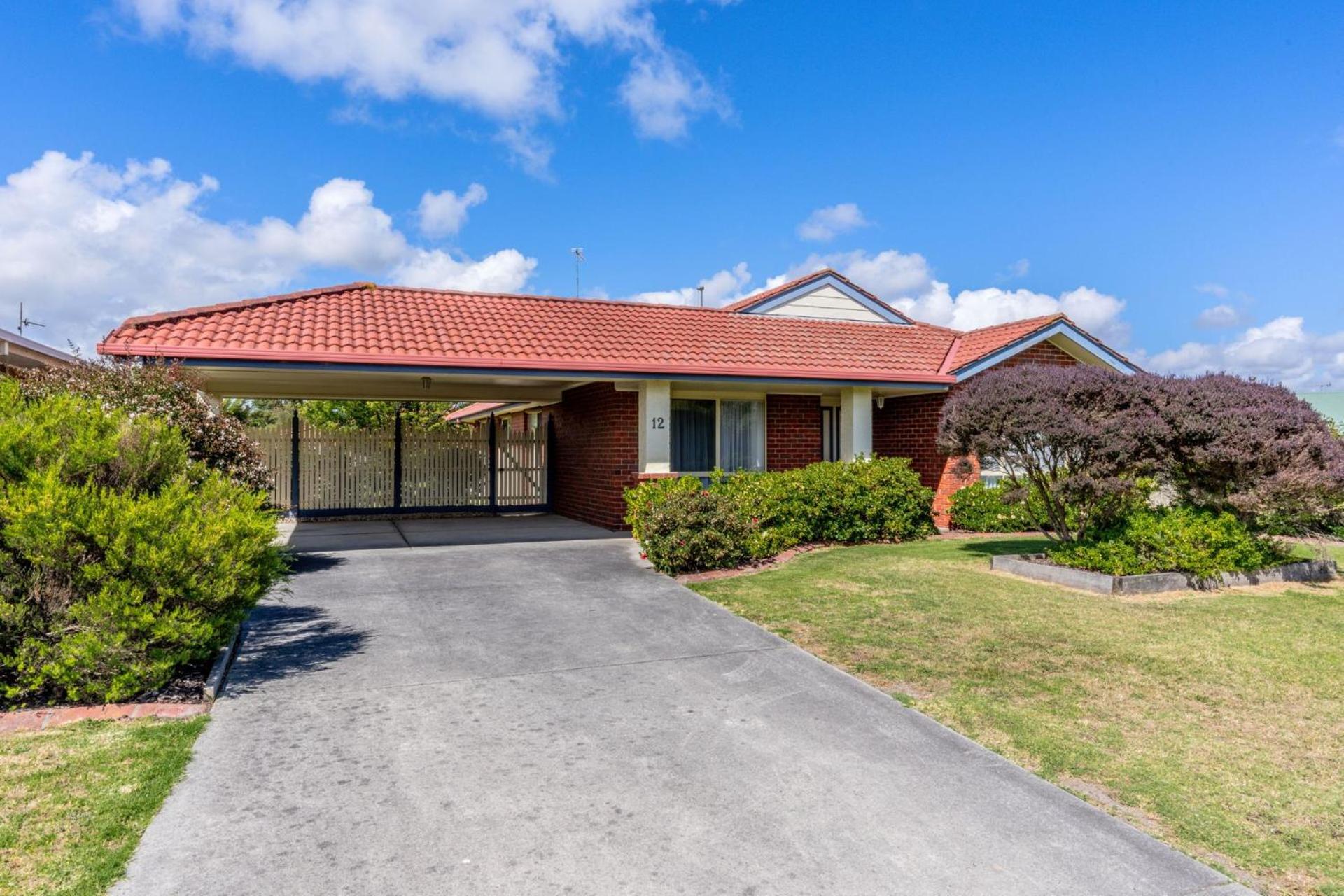 Three-Bedroom House photo 2