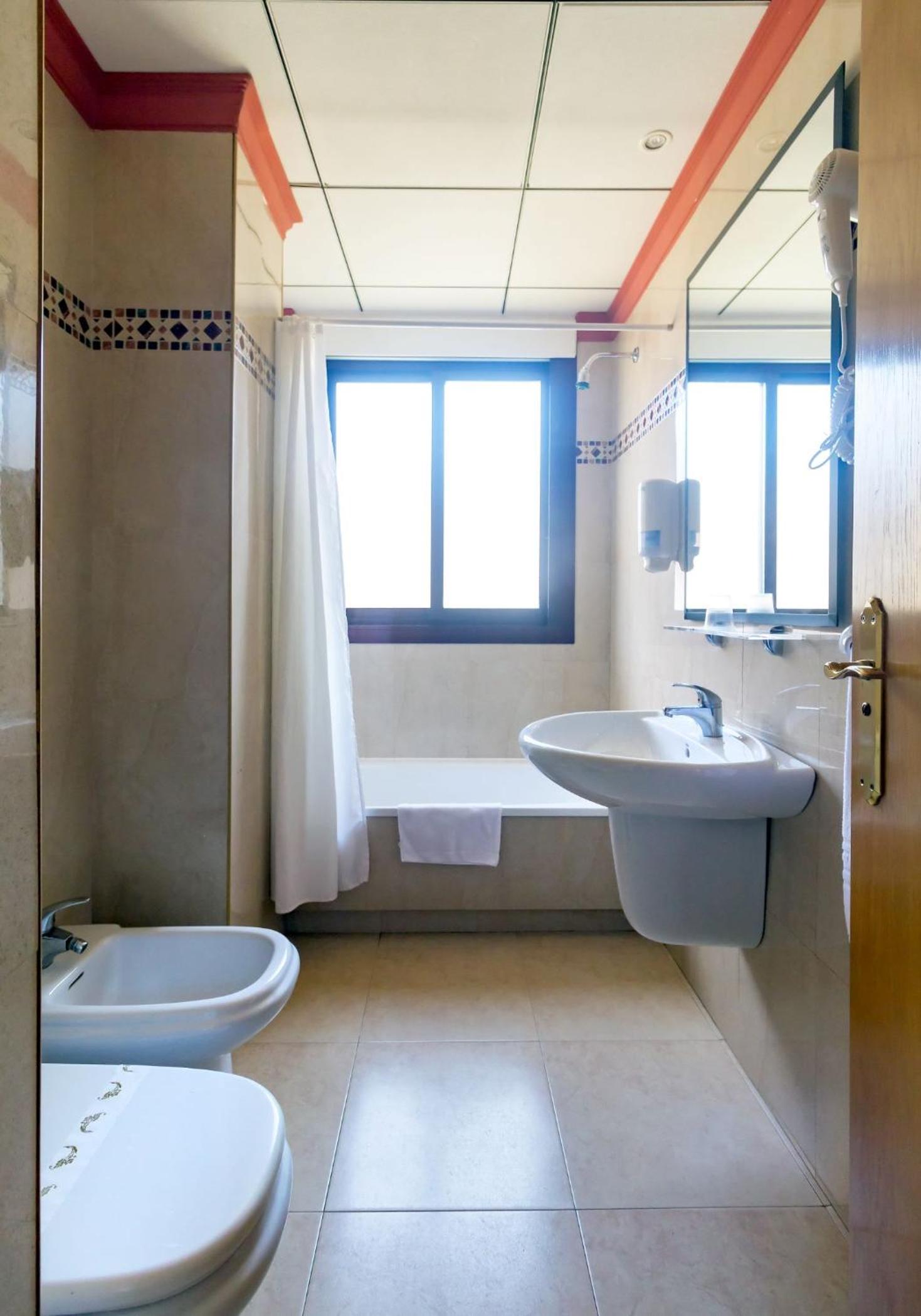 Double or Twin Room - Photo 5