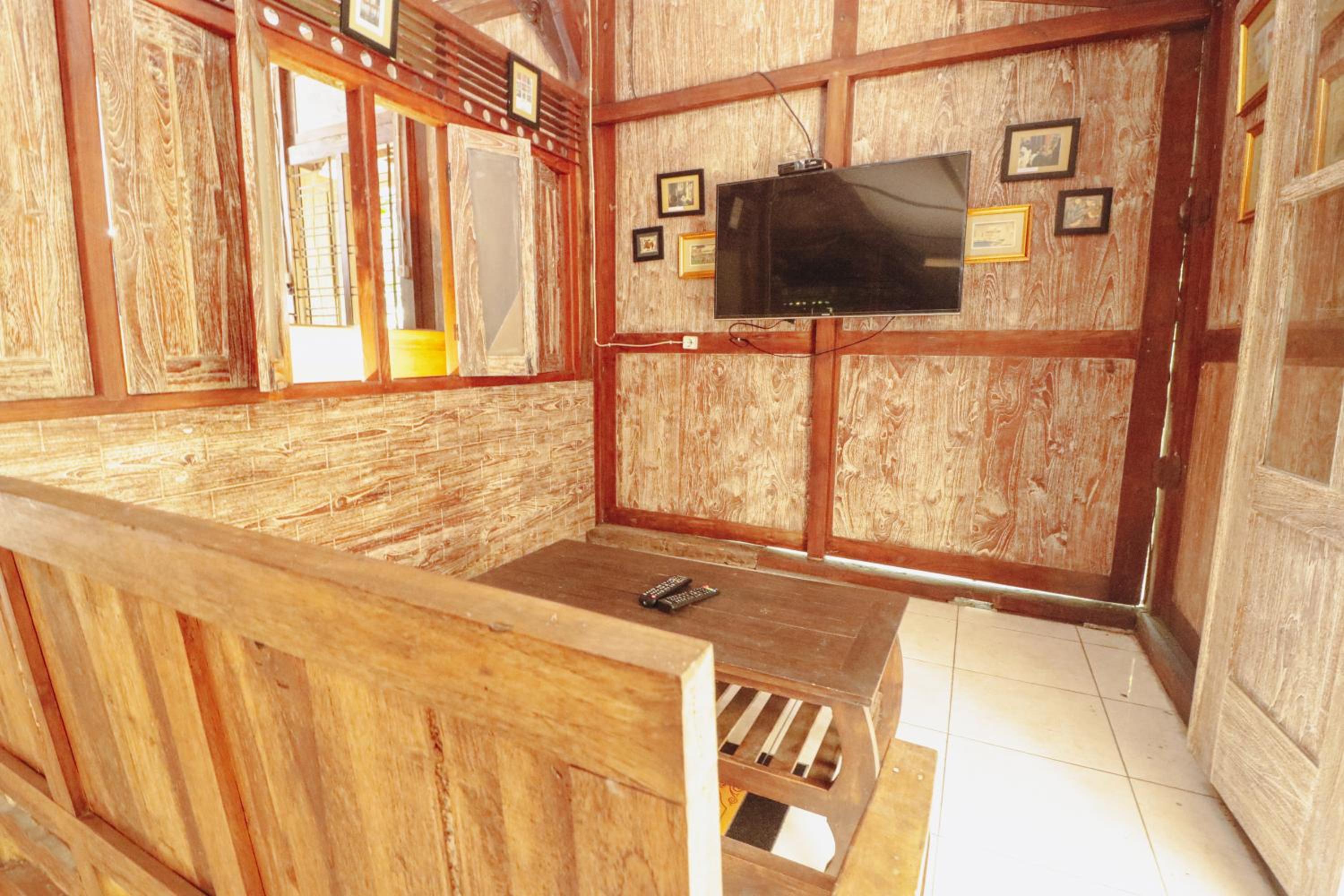 Executive Suite - Photo 16