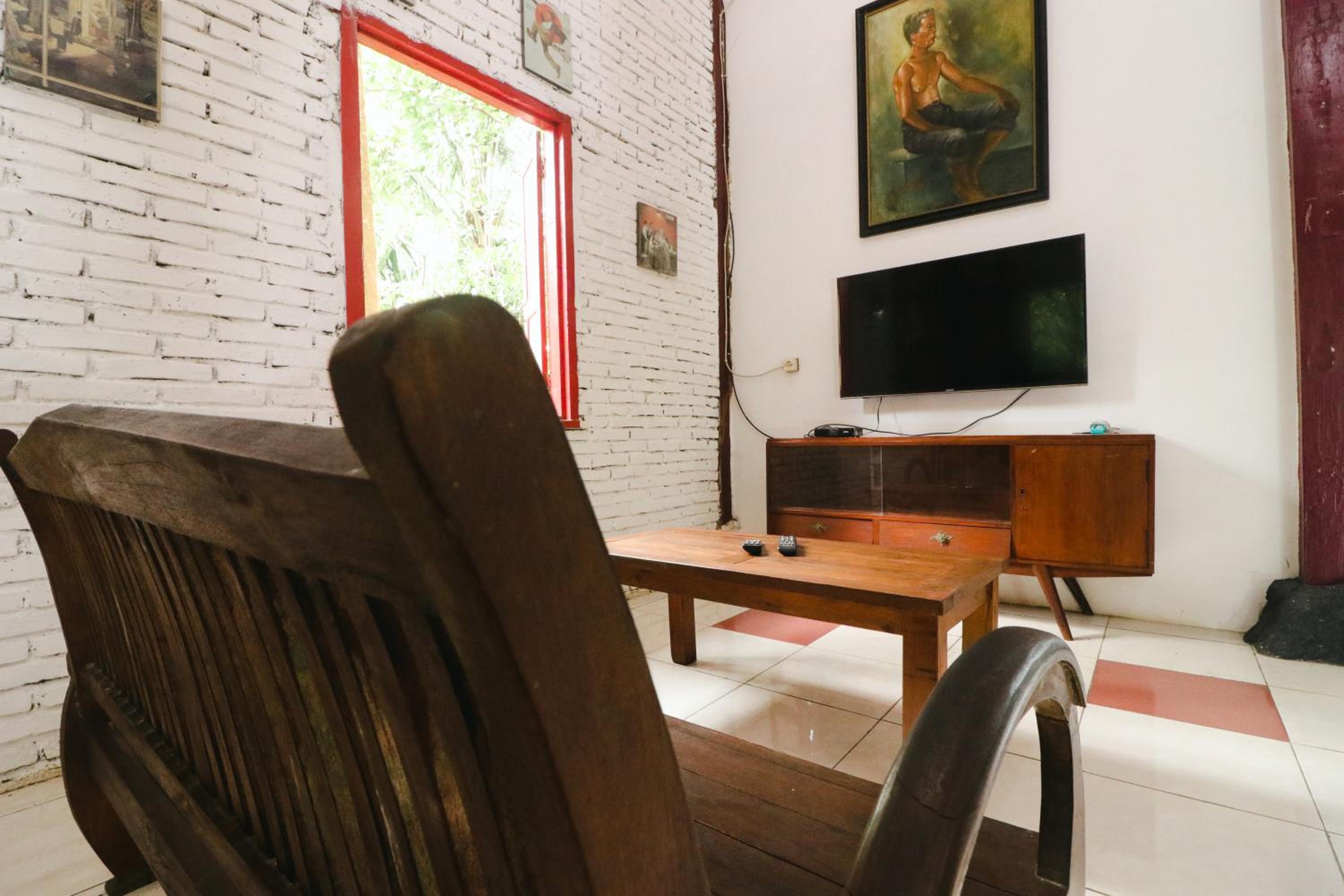 Executive Suite - Photo 9