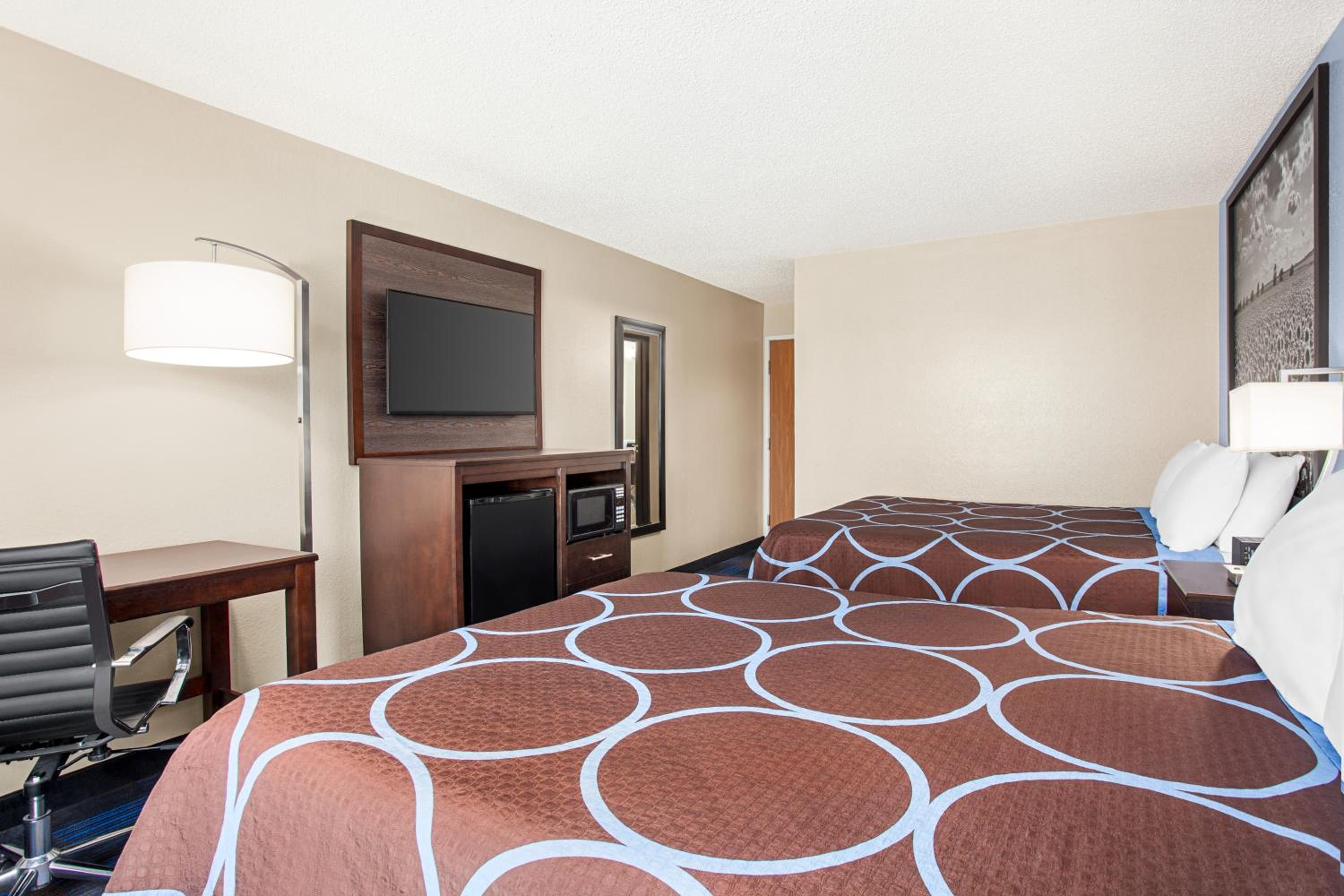 Queen Room with Two Queen Beds - Photo 2