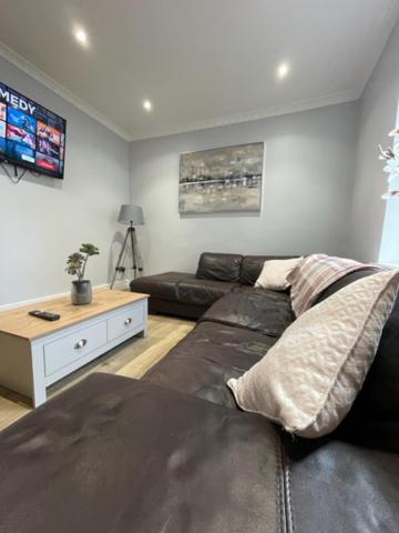 Five-Bedroom House photo 2