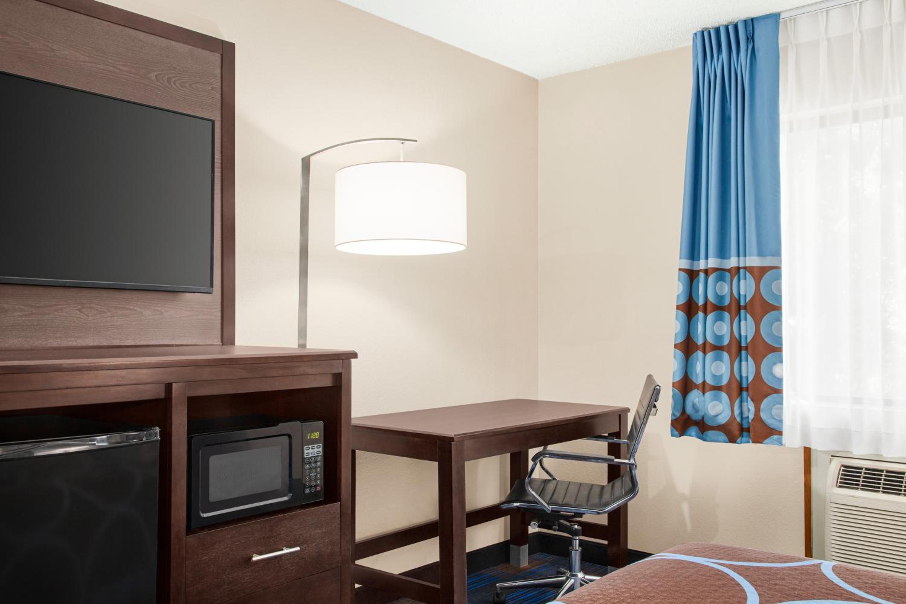 King Room - Non-Smoking - Photo 2