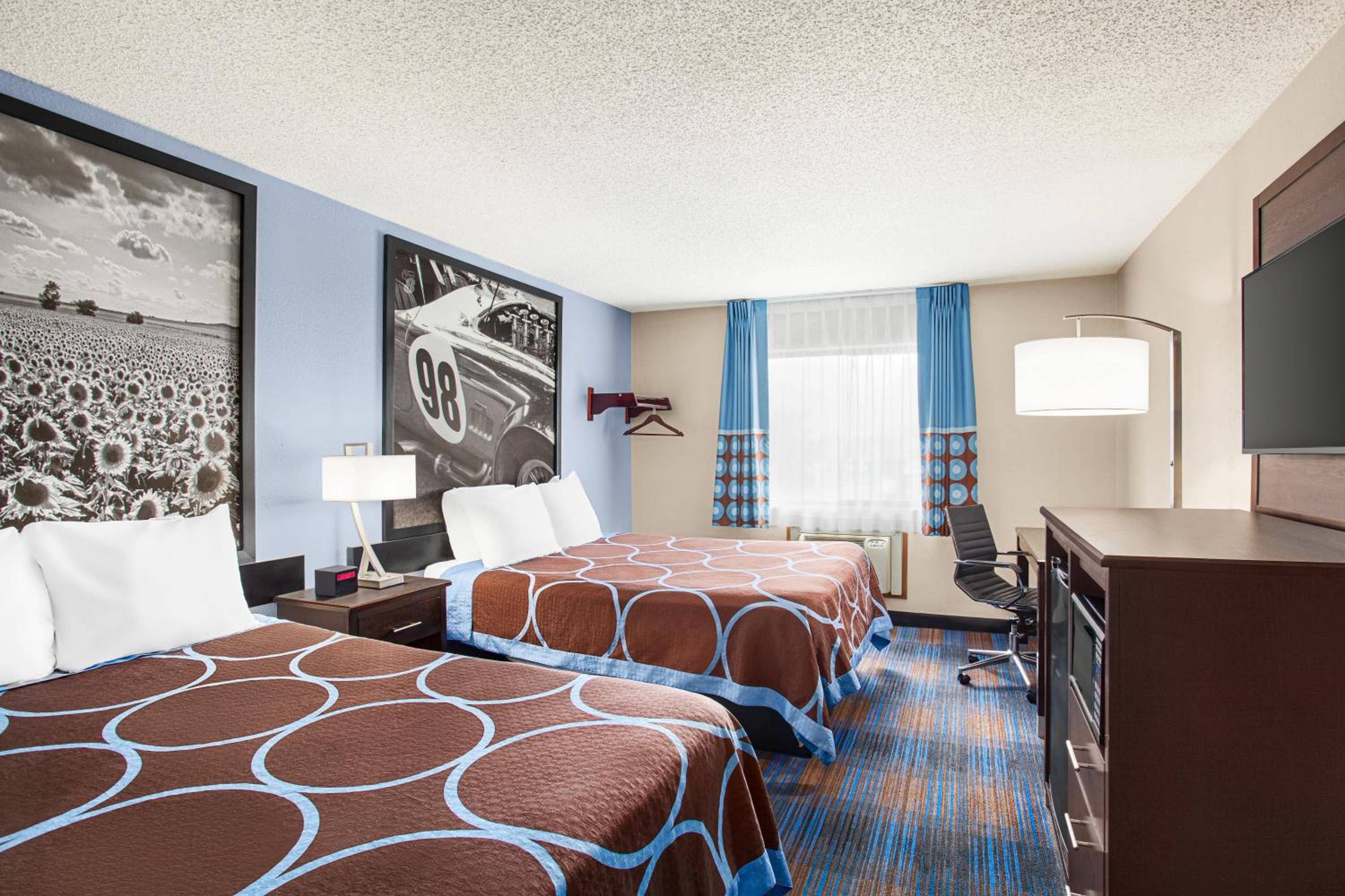 Queen Room with Two Queen Beds - Photo 4