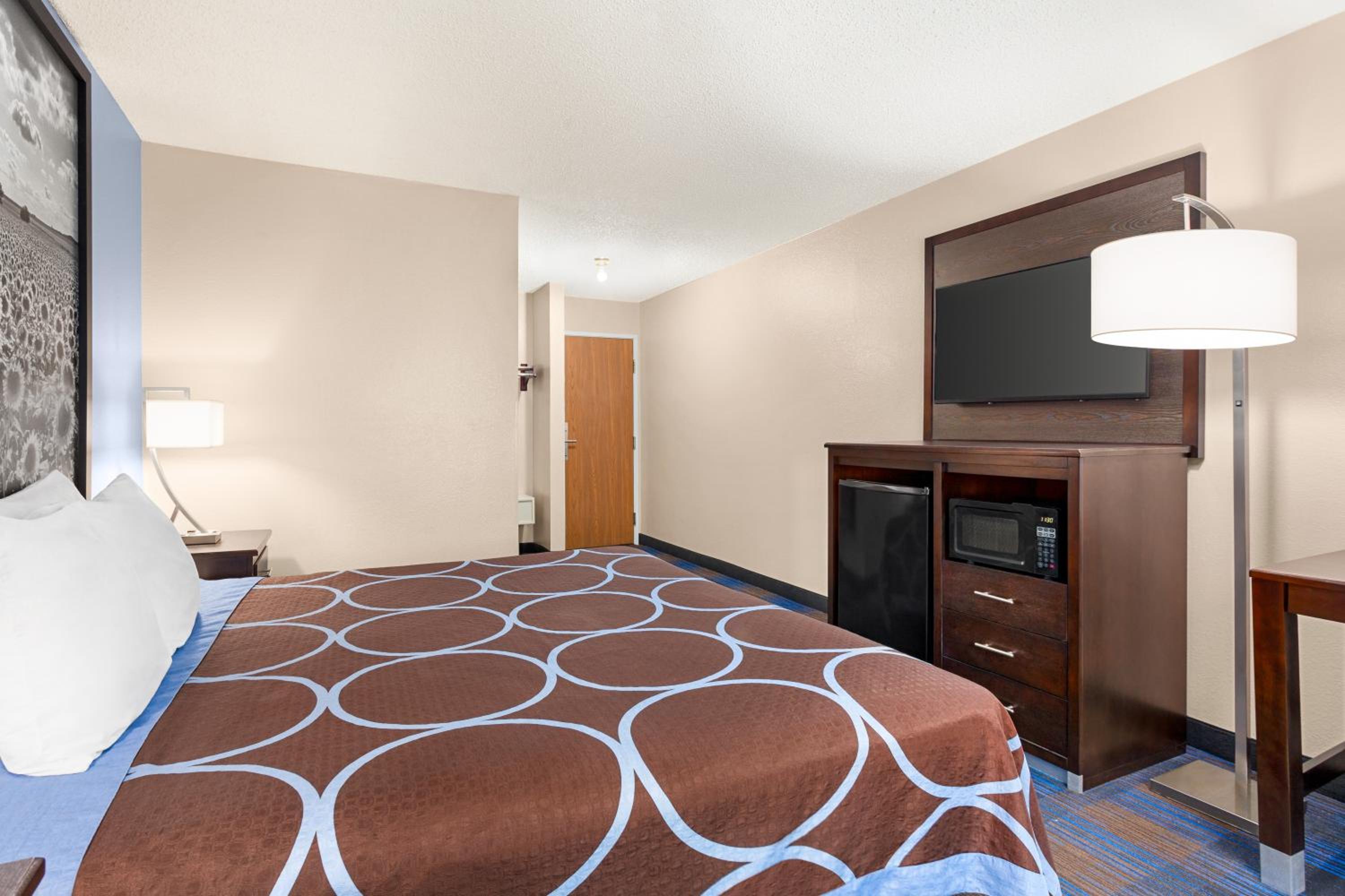 King Room - Non-Smoking - Photo 5