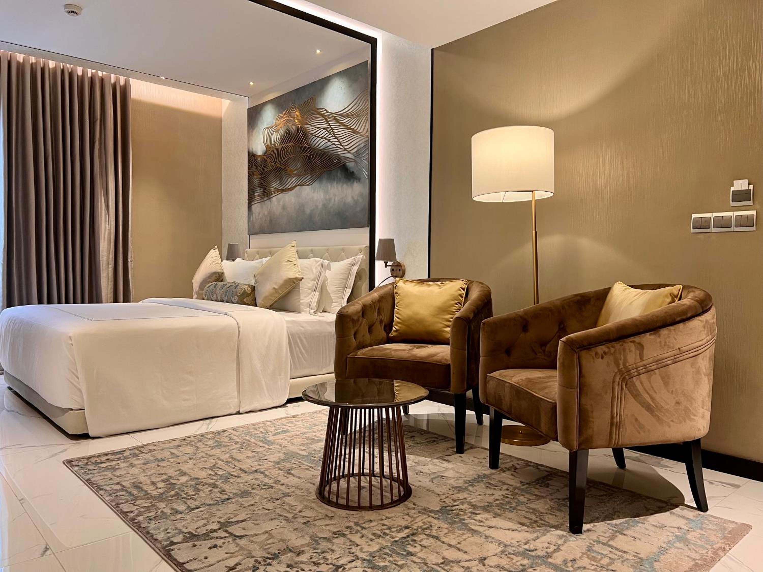 Executive Suite - Photo 2