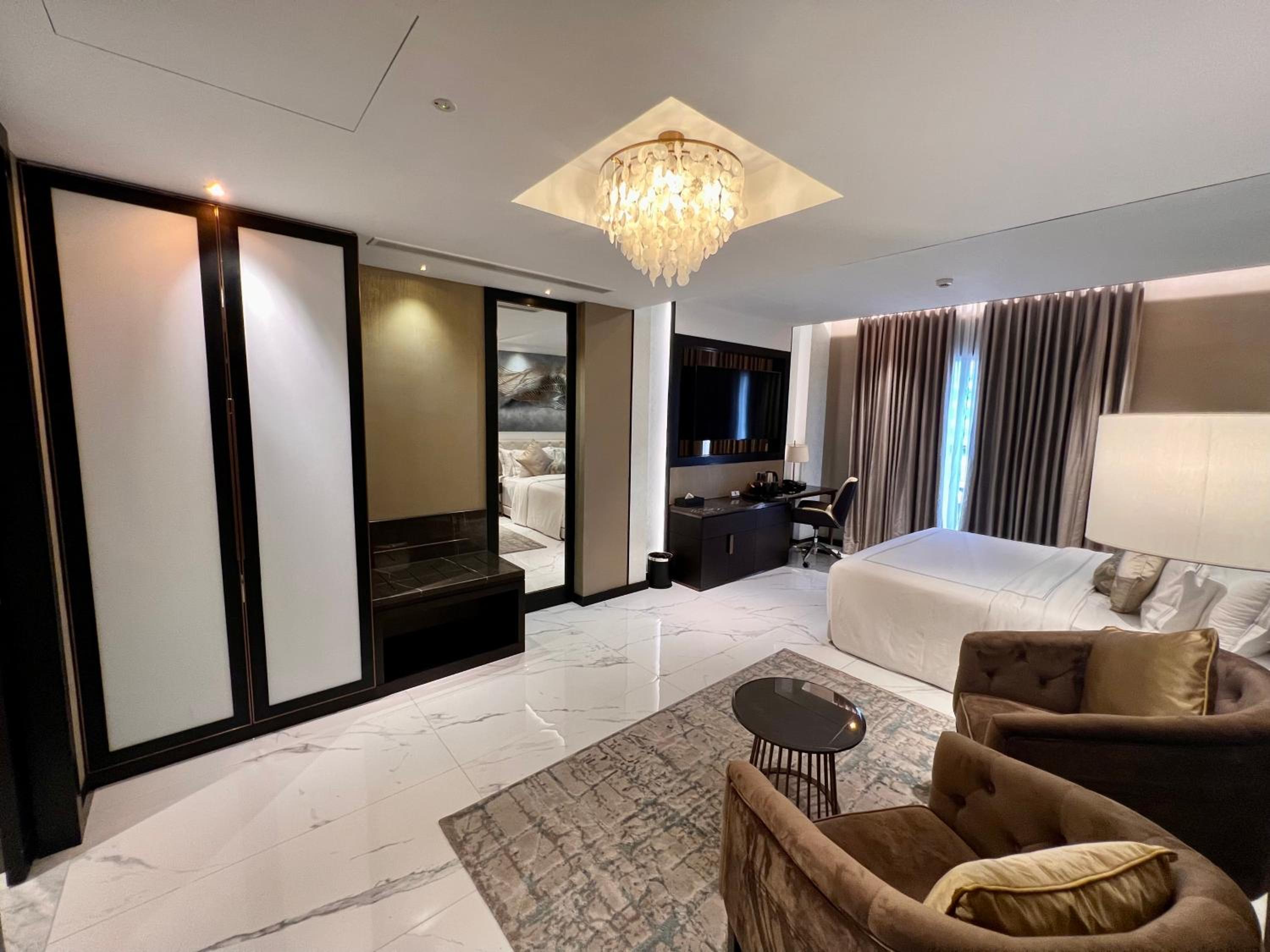 Executive Suite - Photo 6