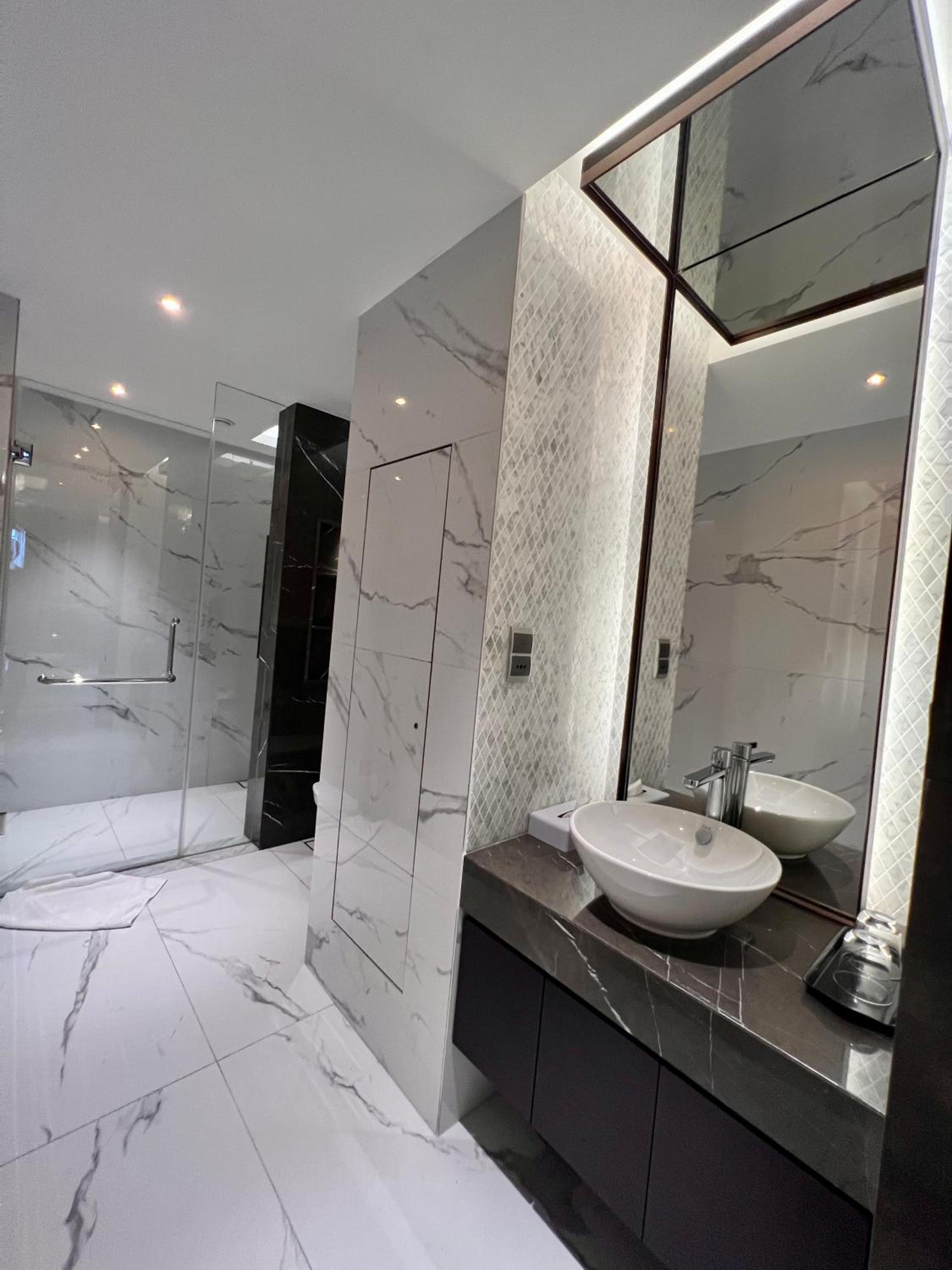 Executive Suite - Photo 4
