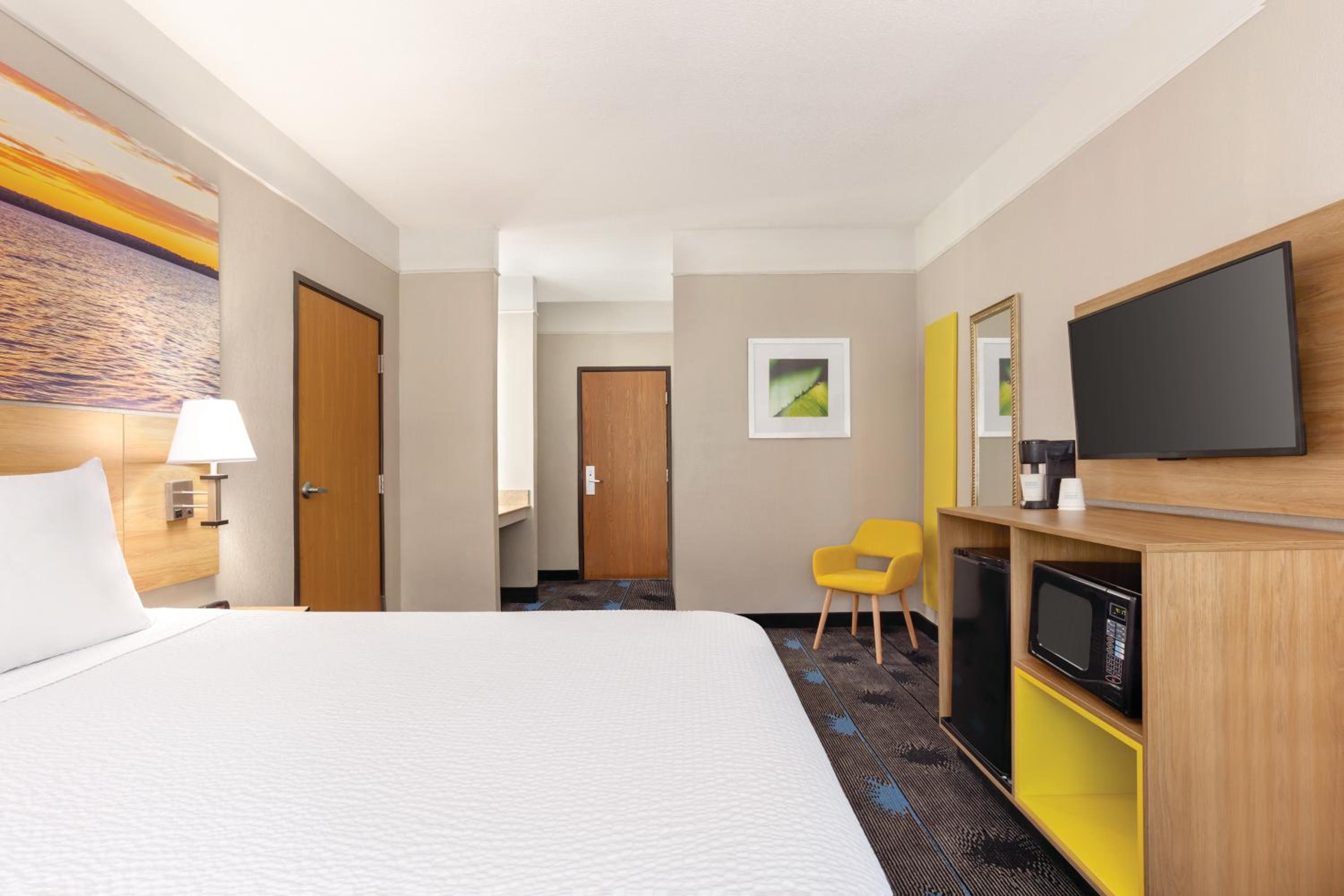King Room - Non-Smoking - Photo 3