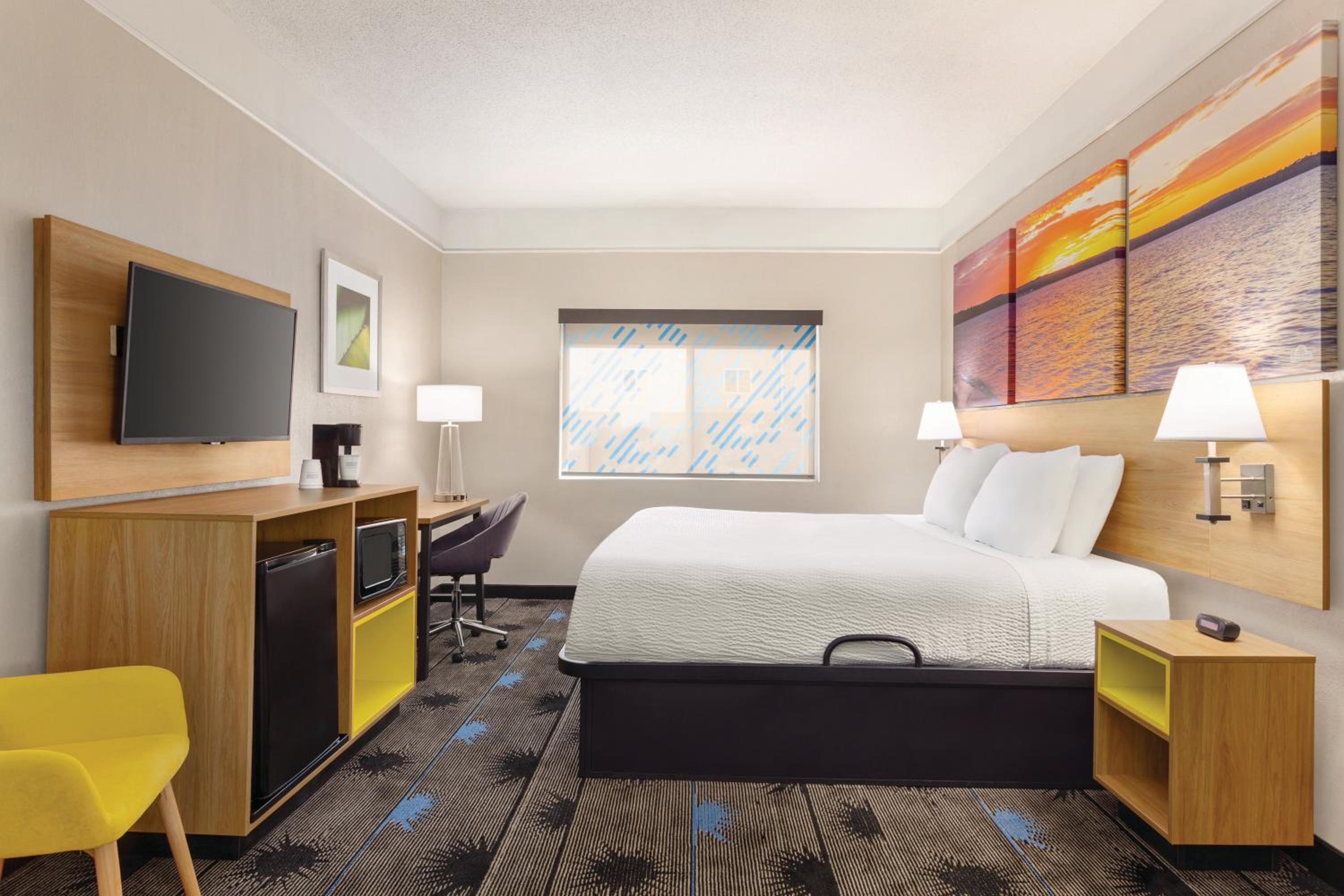 King Room - Non-Smoking - Photo 1