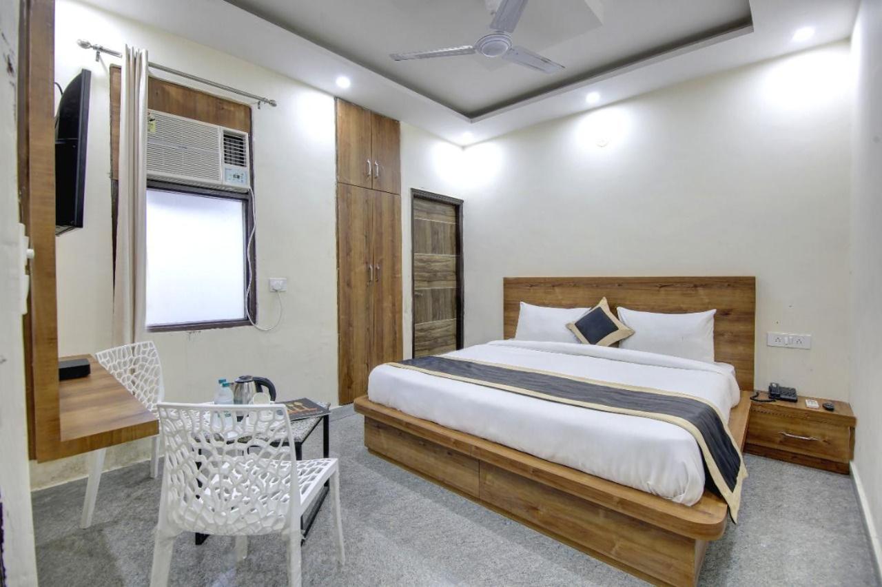 Deluxe Room (2 Adults + 1 Child) - Photo 1