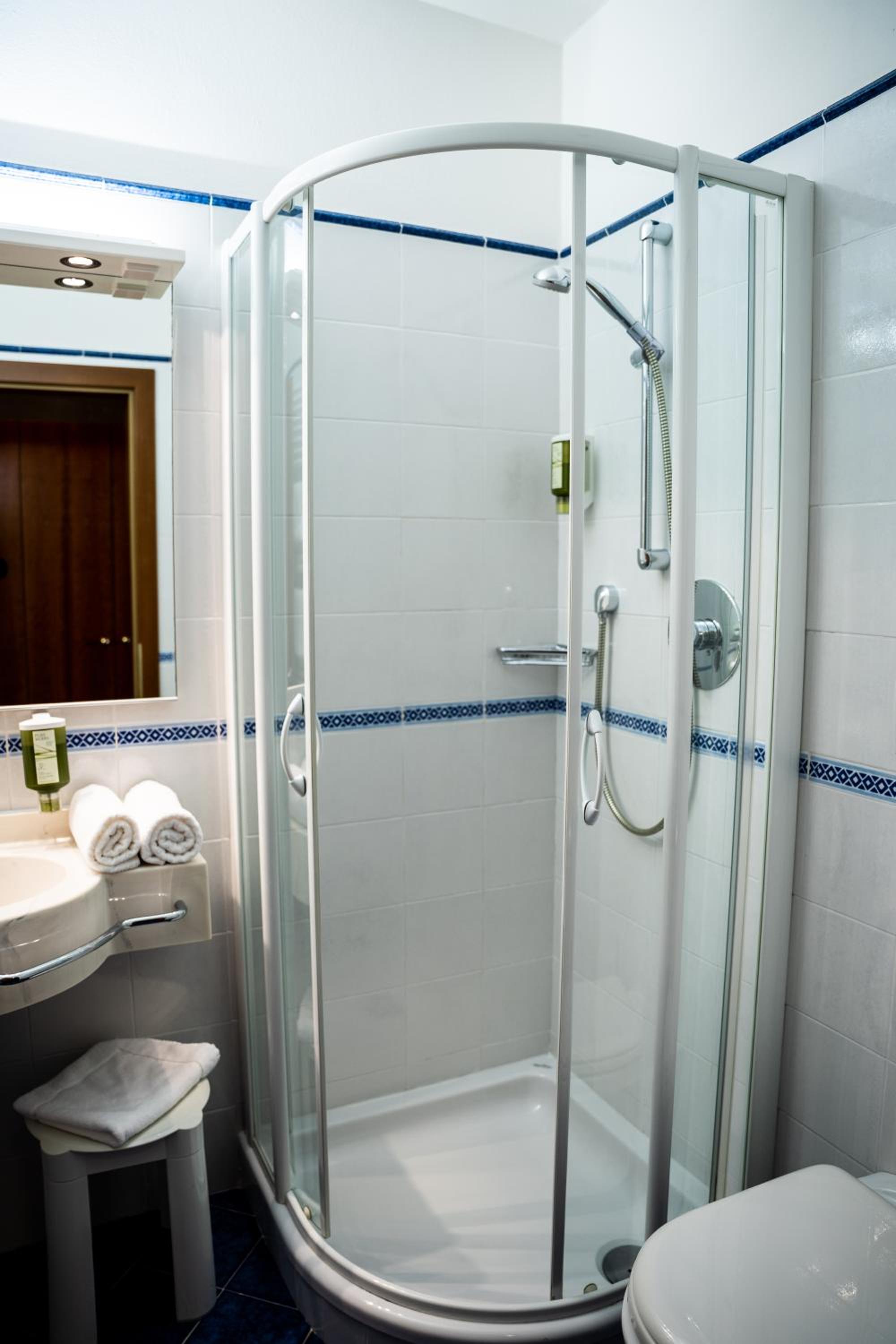 Standard Double Room - Photo 2