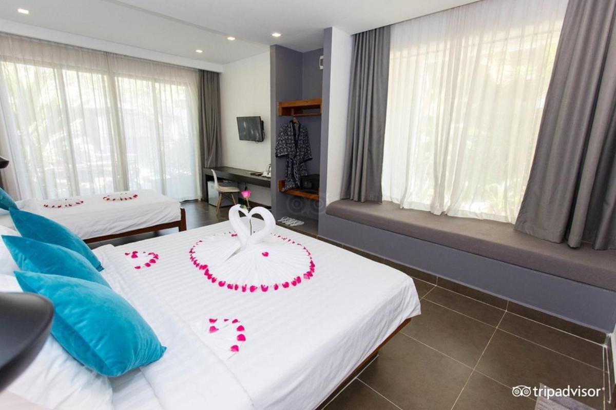 Deluxe Double or Twin Room with Pool View - Photo 13