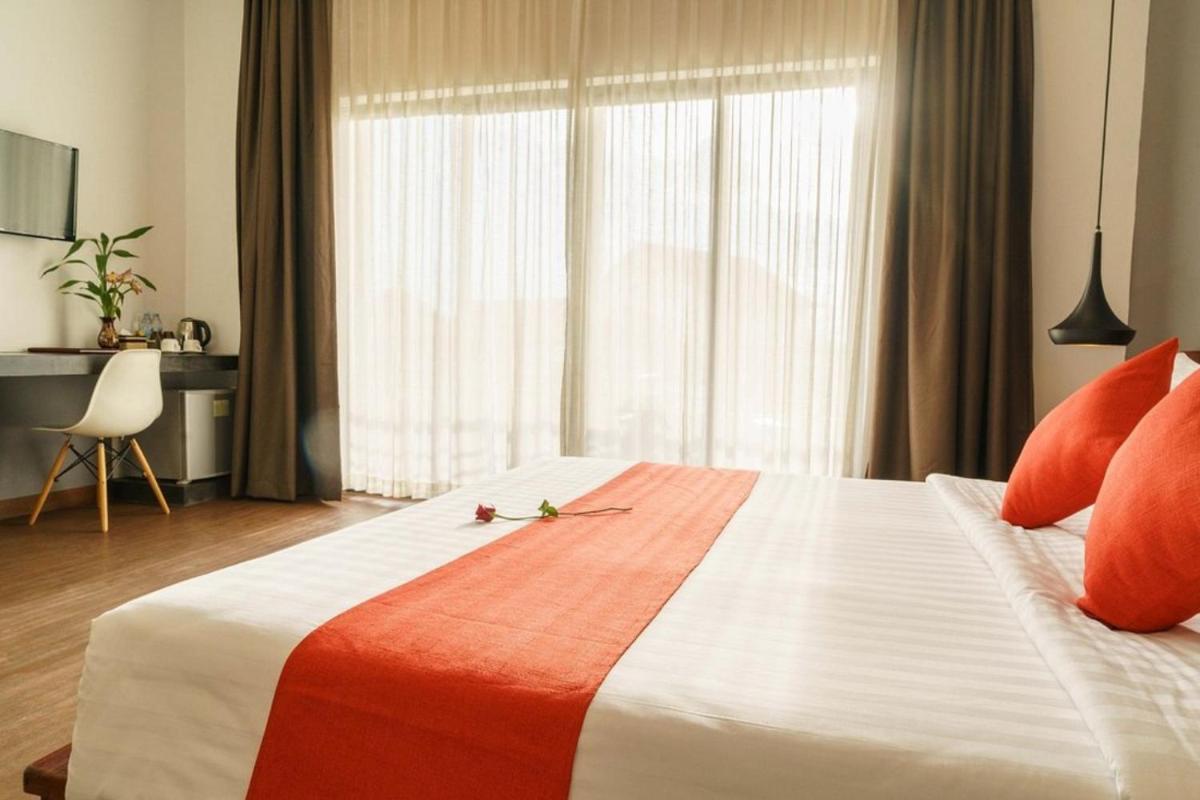 Deluxe Double Room with Balcony - Photo 5