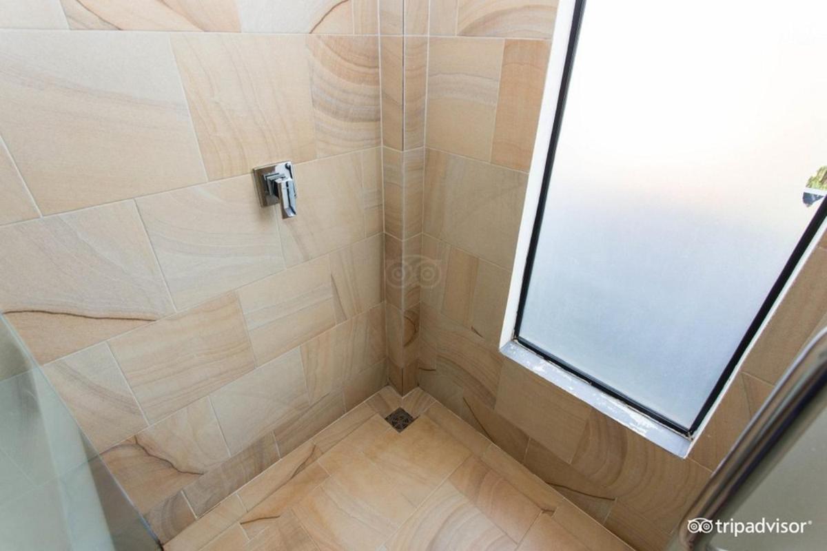 Double Room with Pool View - Photo 14