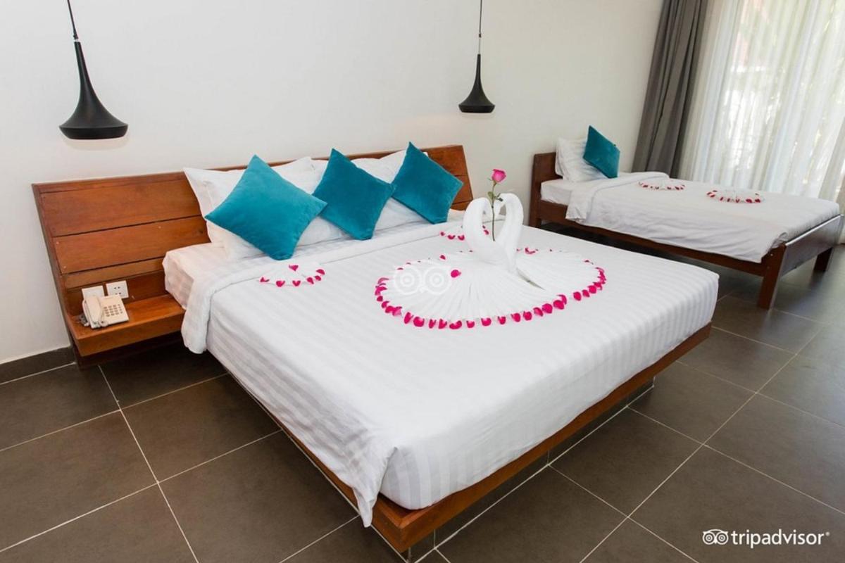Deluxe Double or Twin Room with Pool View - Photo 8