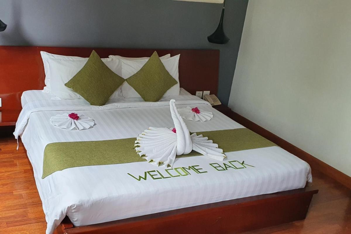 Deluxe Double Room with Balcony - Photo 4