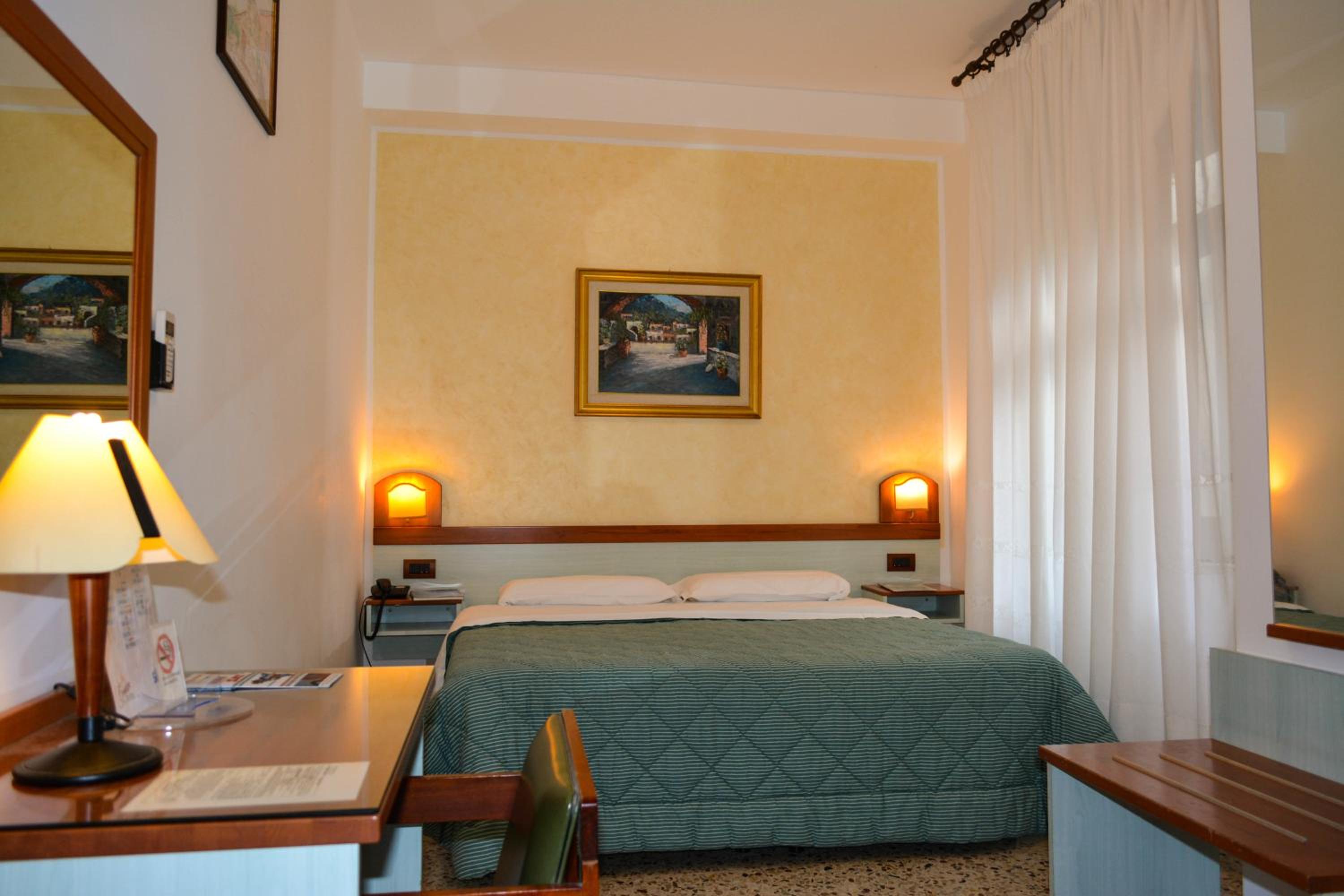 Double or Twin Room - Photo 4