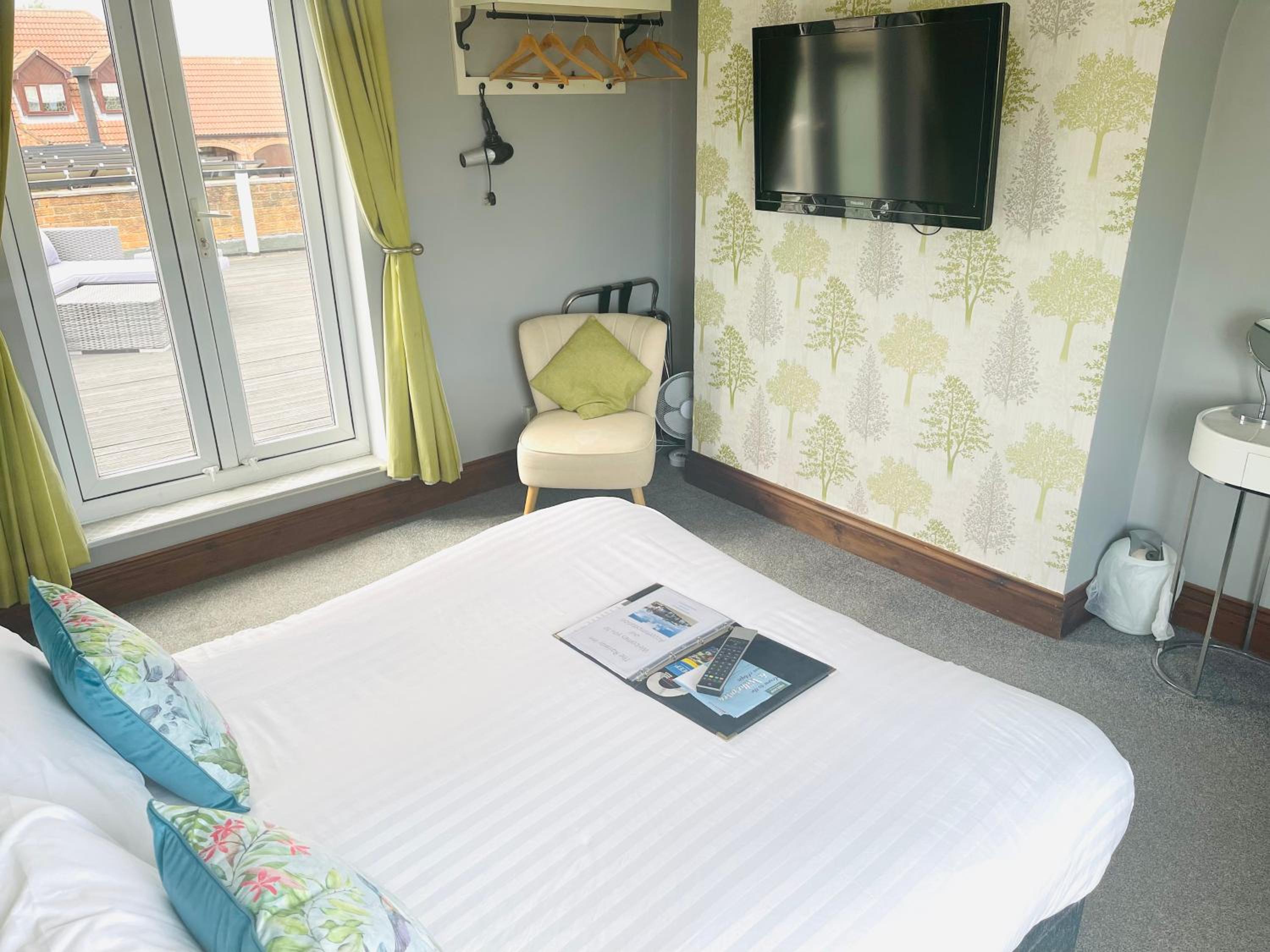 Double Room with Balcony - Photo 5