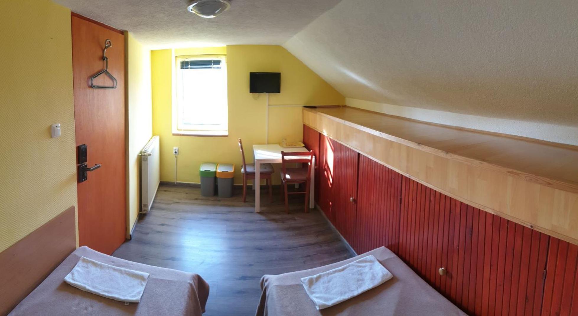 Twin Room - Photo 4