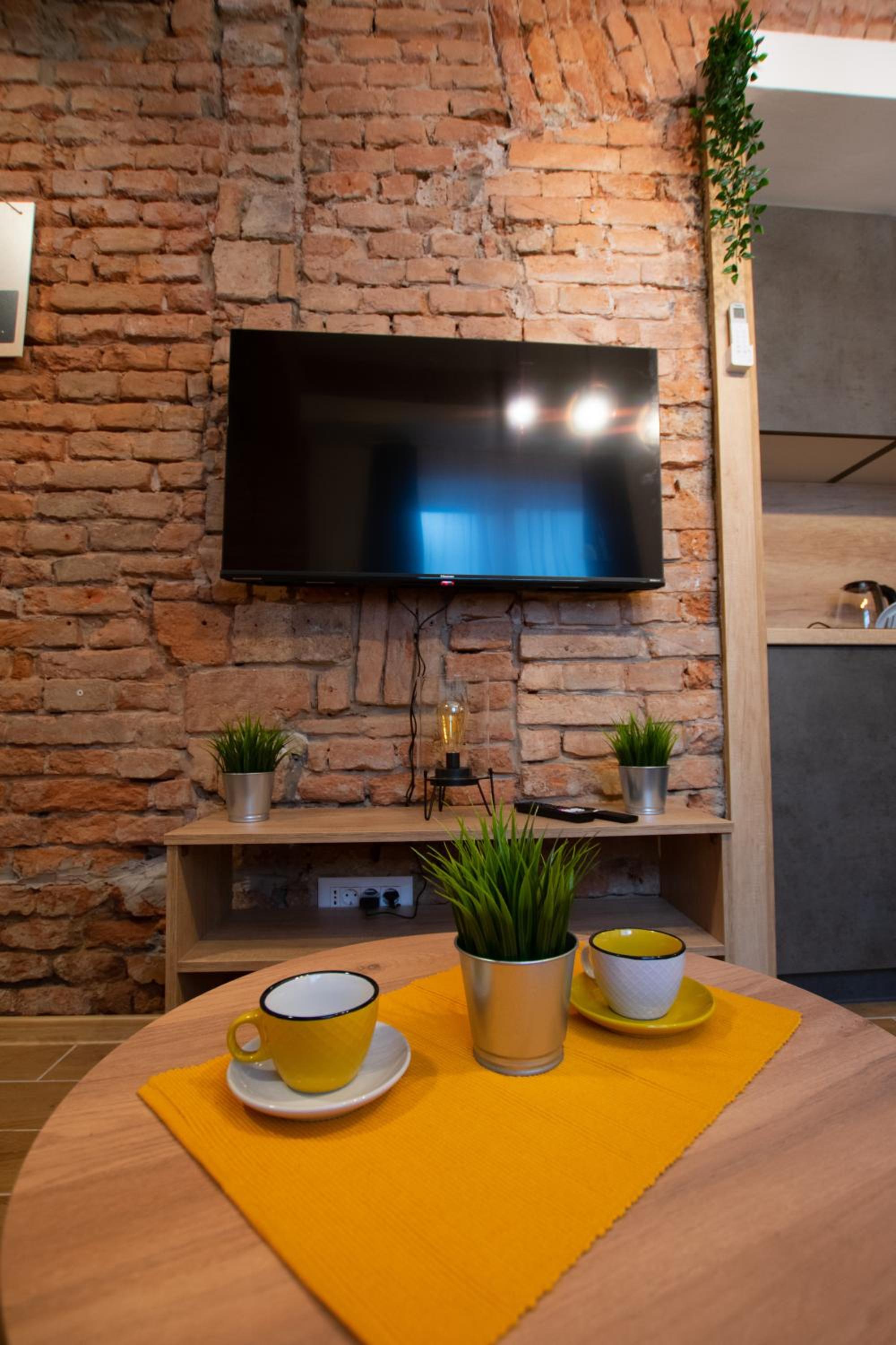 One-Bedroom Apartment - Photo 2