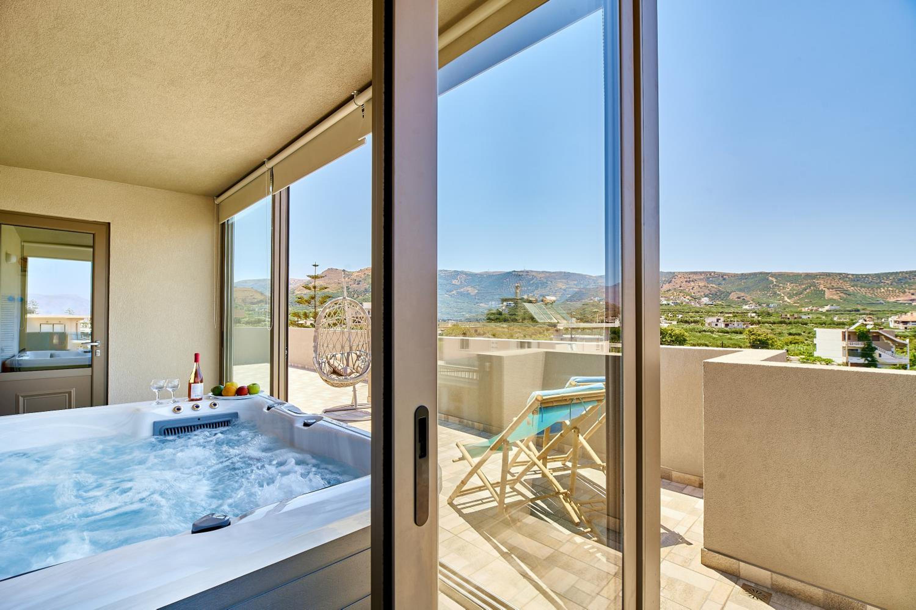 One-Bedroom Apartment with Rooftop Spa Bath photo 3