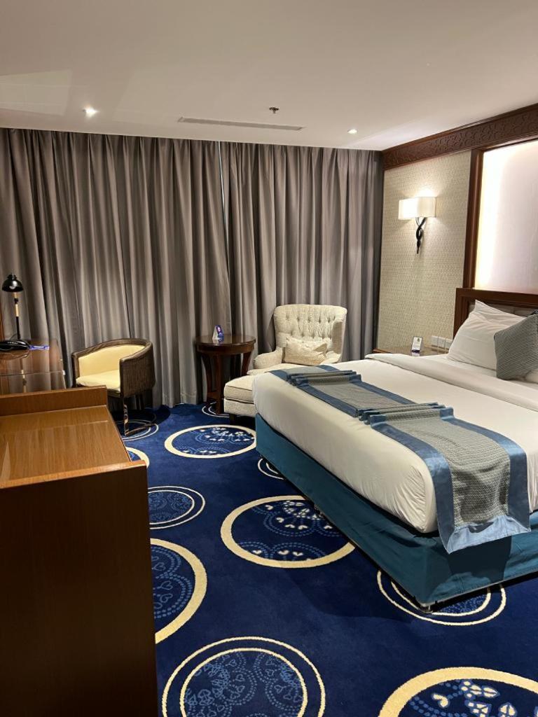 Deluxe Queen Room