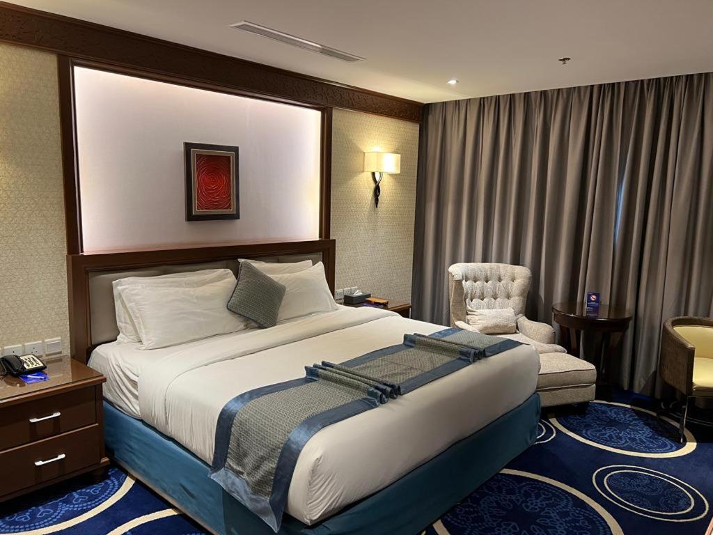 Deluxe Queen Room thumbnail 5