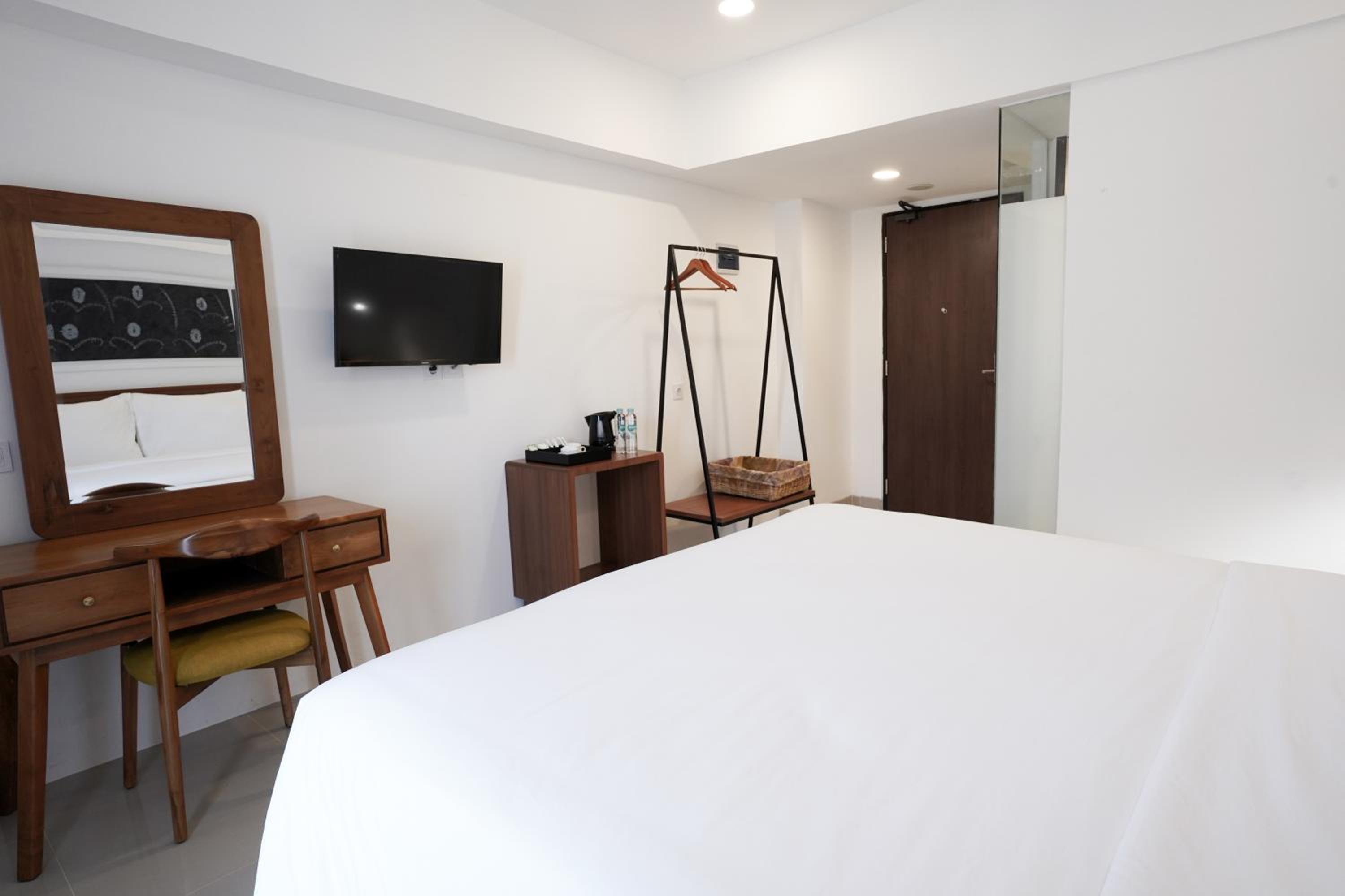 King Room with Pool View - Photo 5