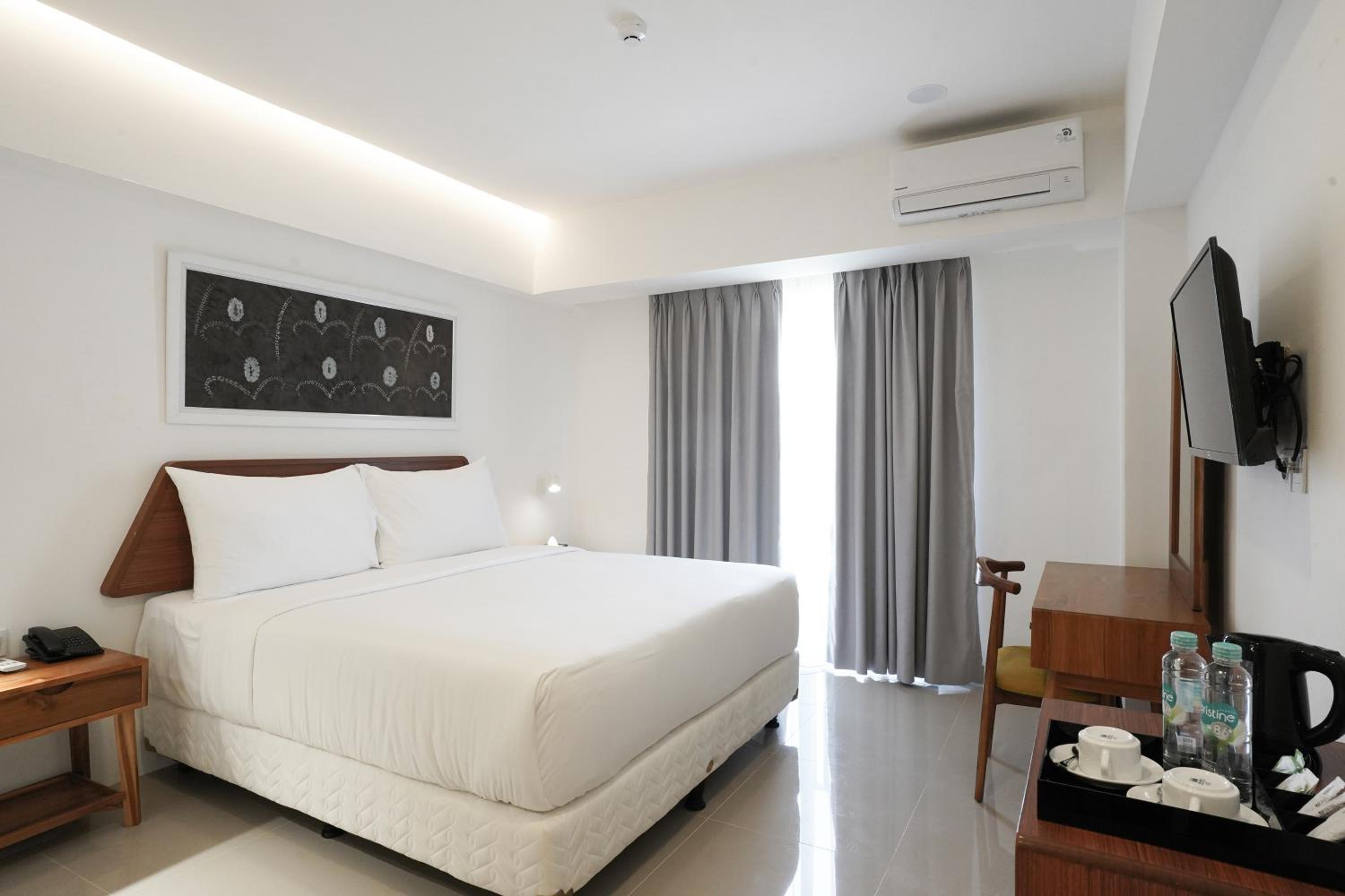 King Room with Pool View - Photo 6