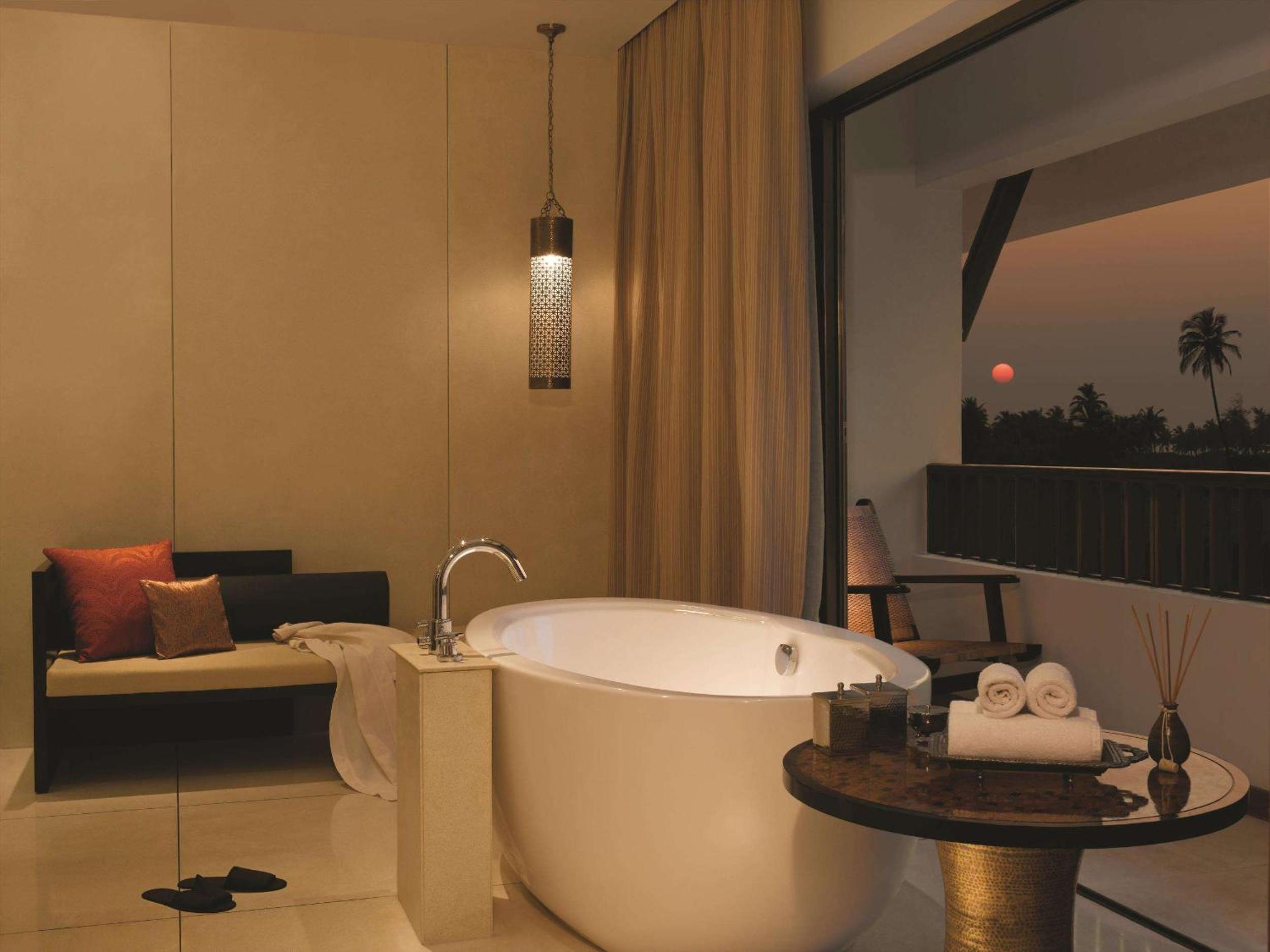 Suite With Balcony And Pool View - Photo 4