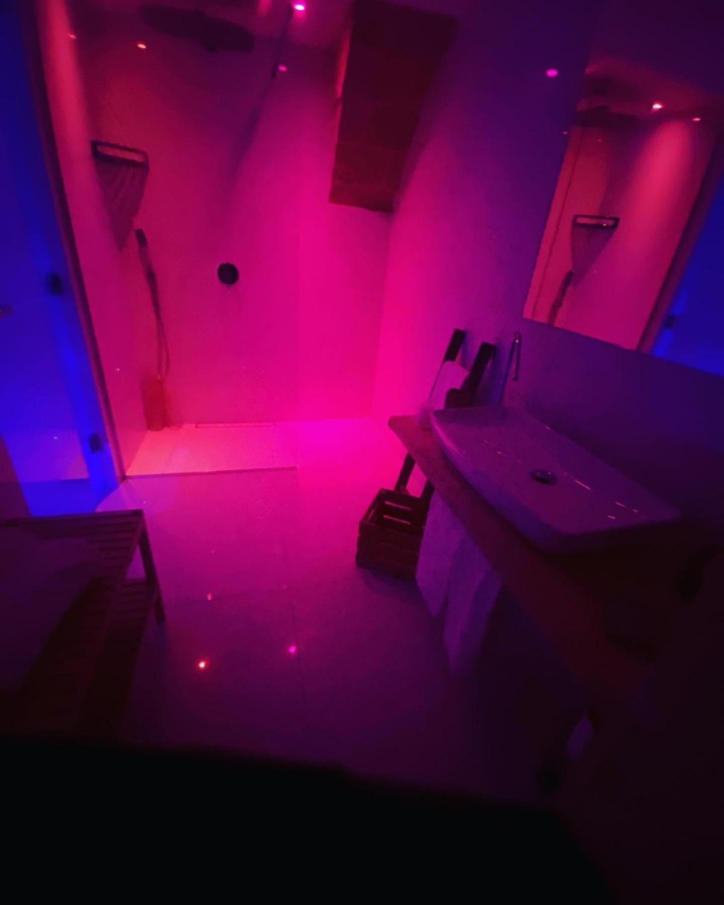Deluxe Double Room with Bath - Photo 20
