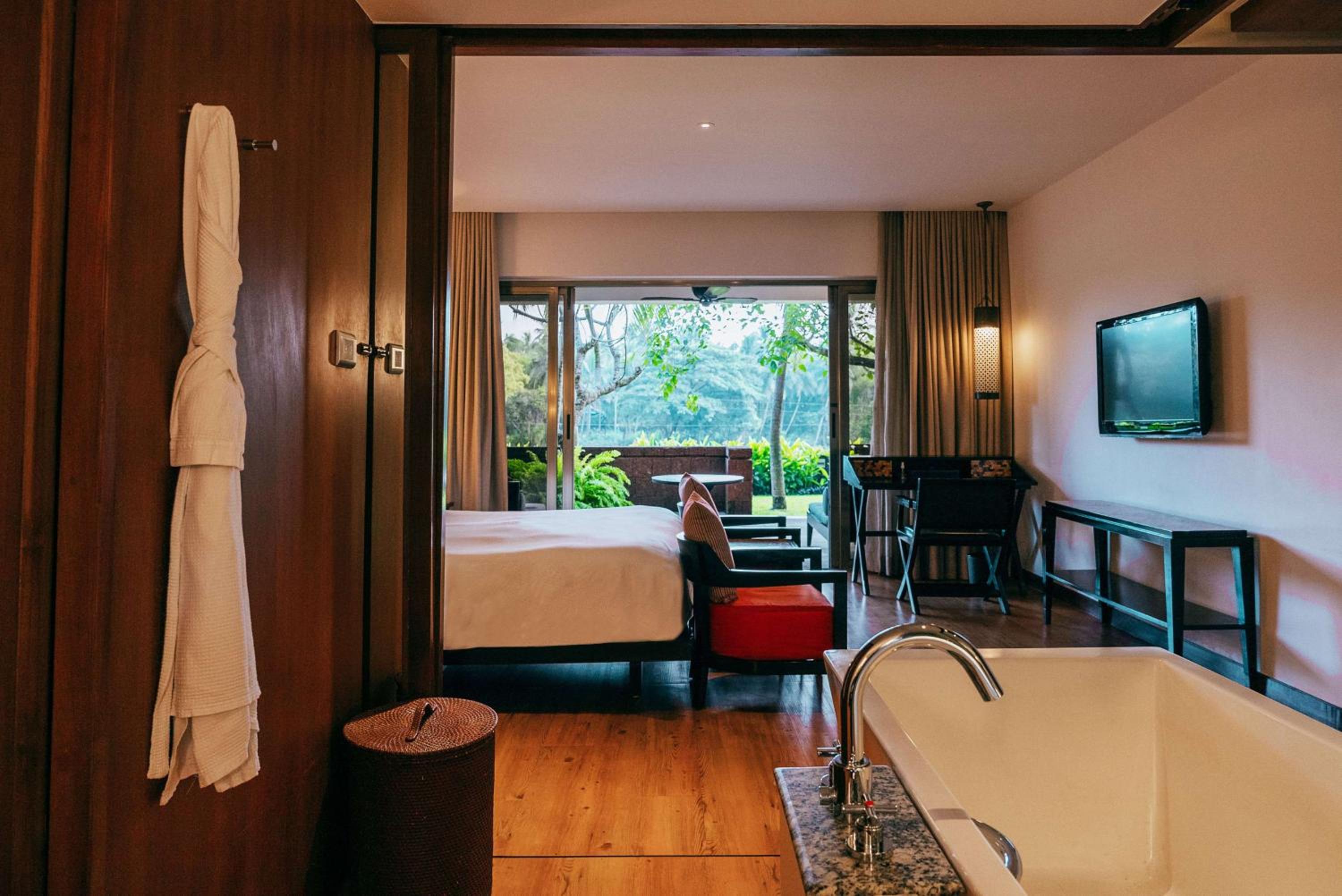 King Room with Balcony - Complimentary Gonsua beach shuttle service - Photo 1