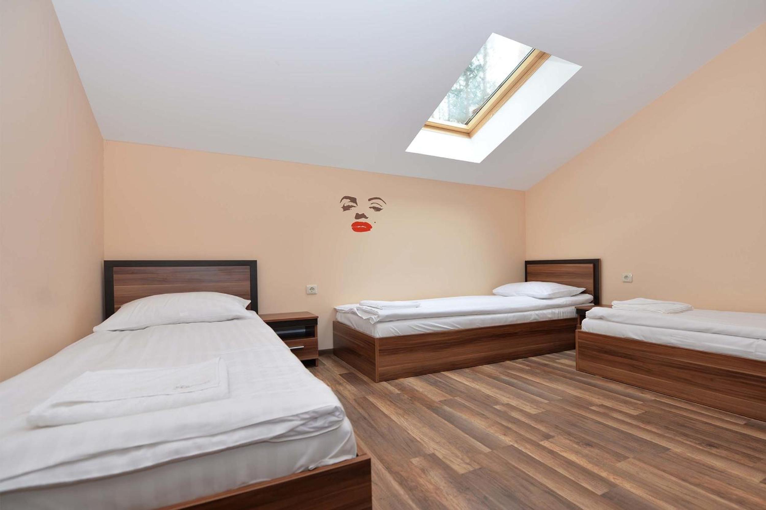 Room (7 Adults)