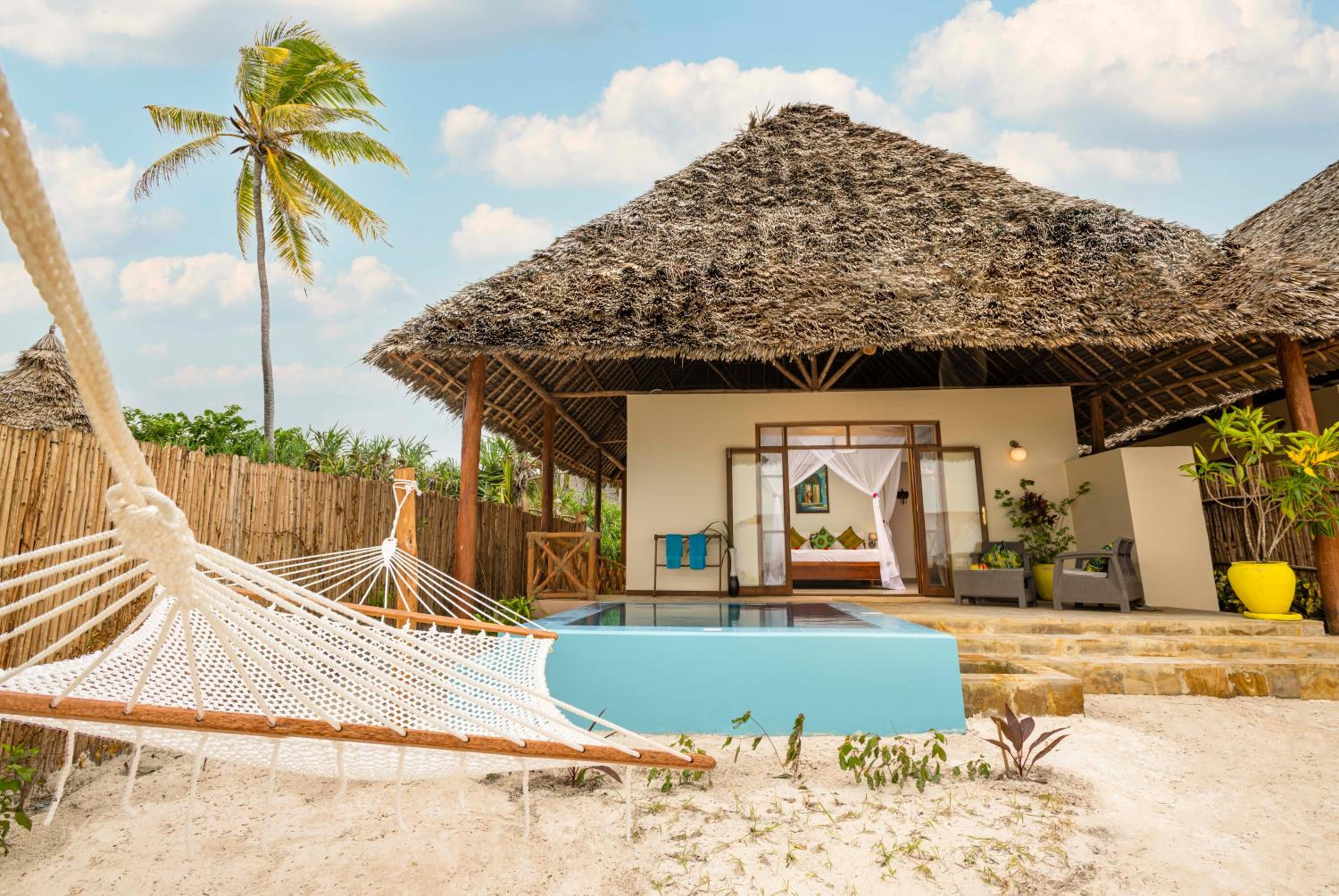 Beachfront bungalow with plunge pool photo 2