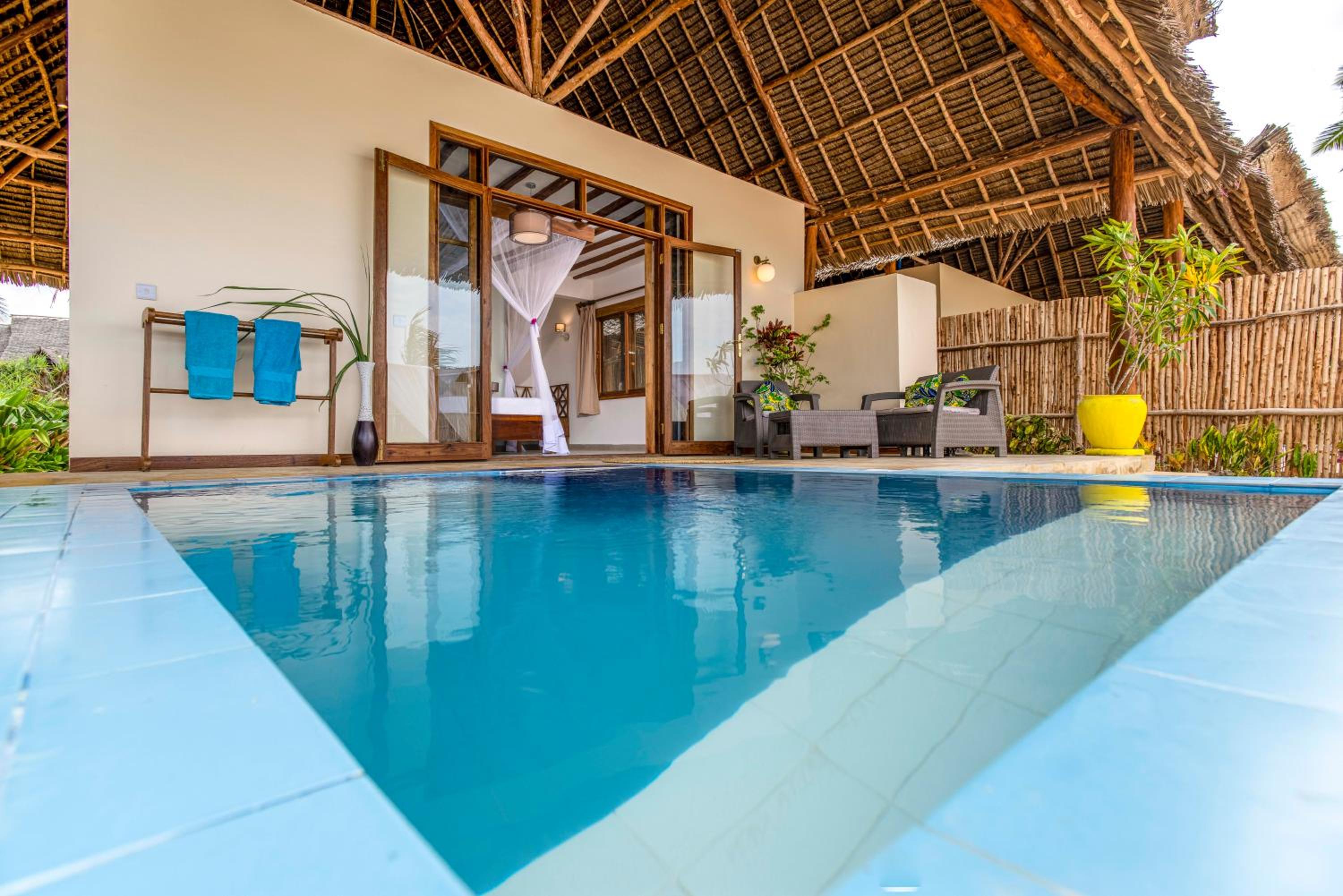 Beachfront bungalow with plunge pool photo 3