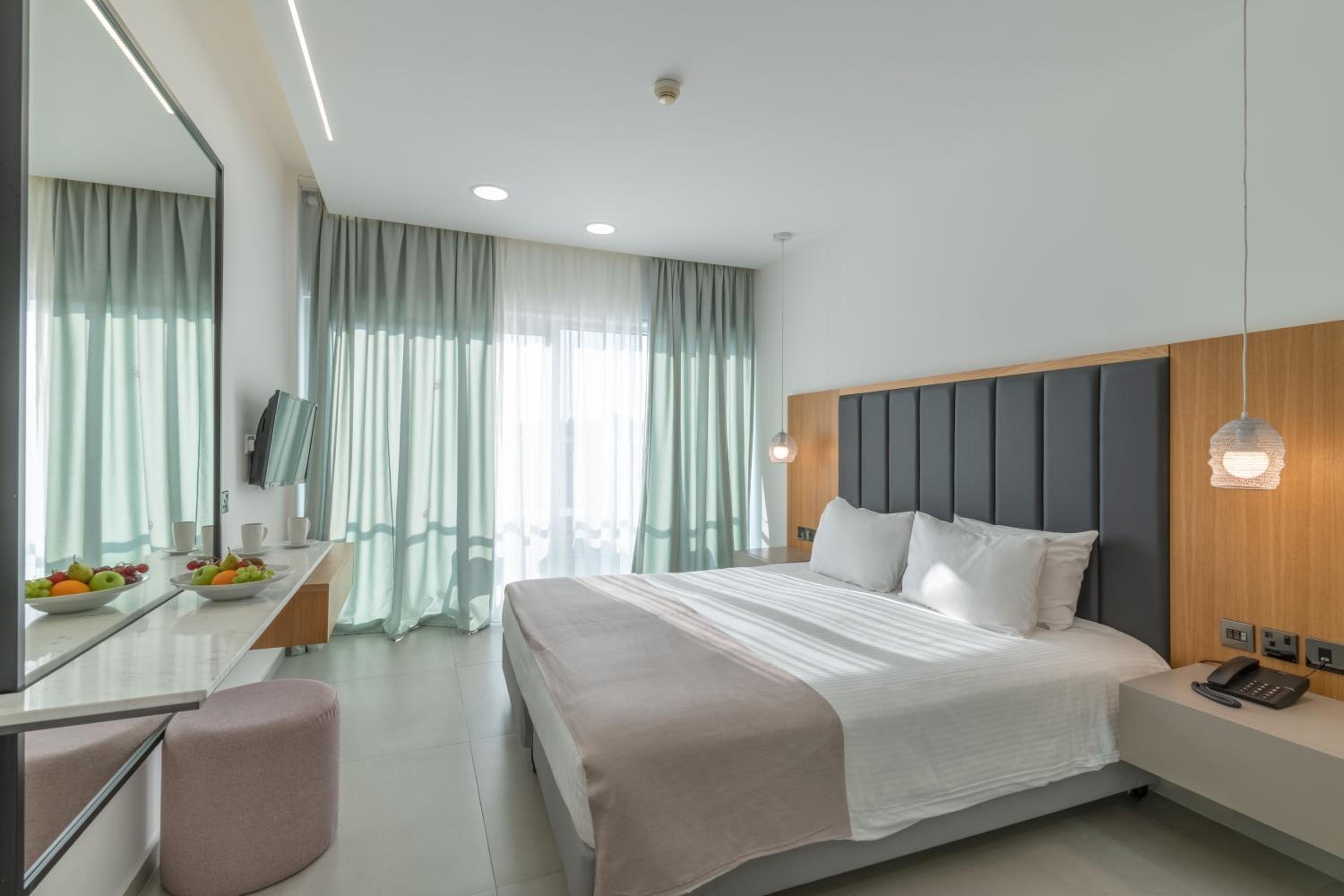 Standard Twin Room with Side Sea View - Photo 1
