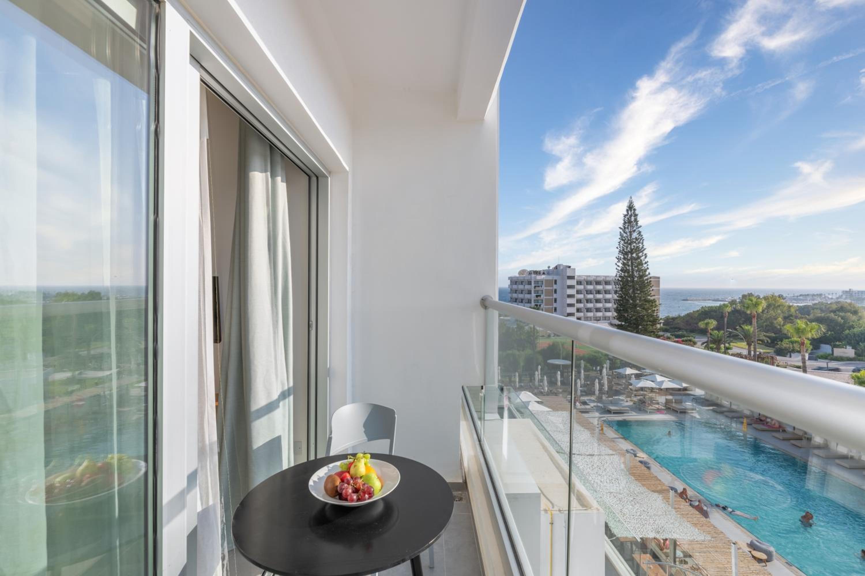 Standard Twin Room with Side Sea View - Photo 9