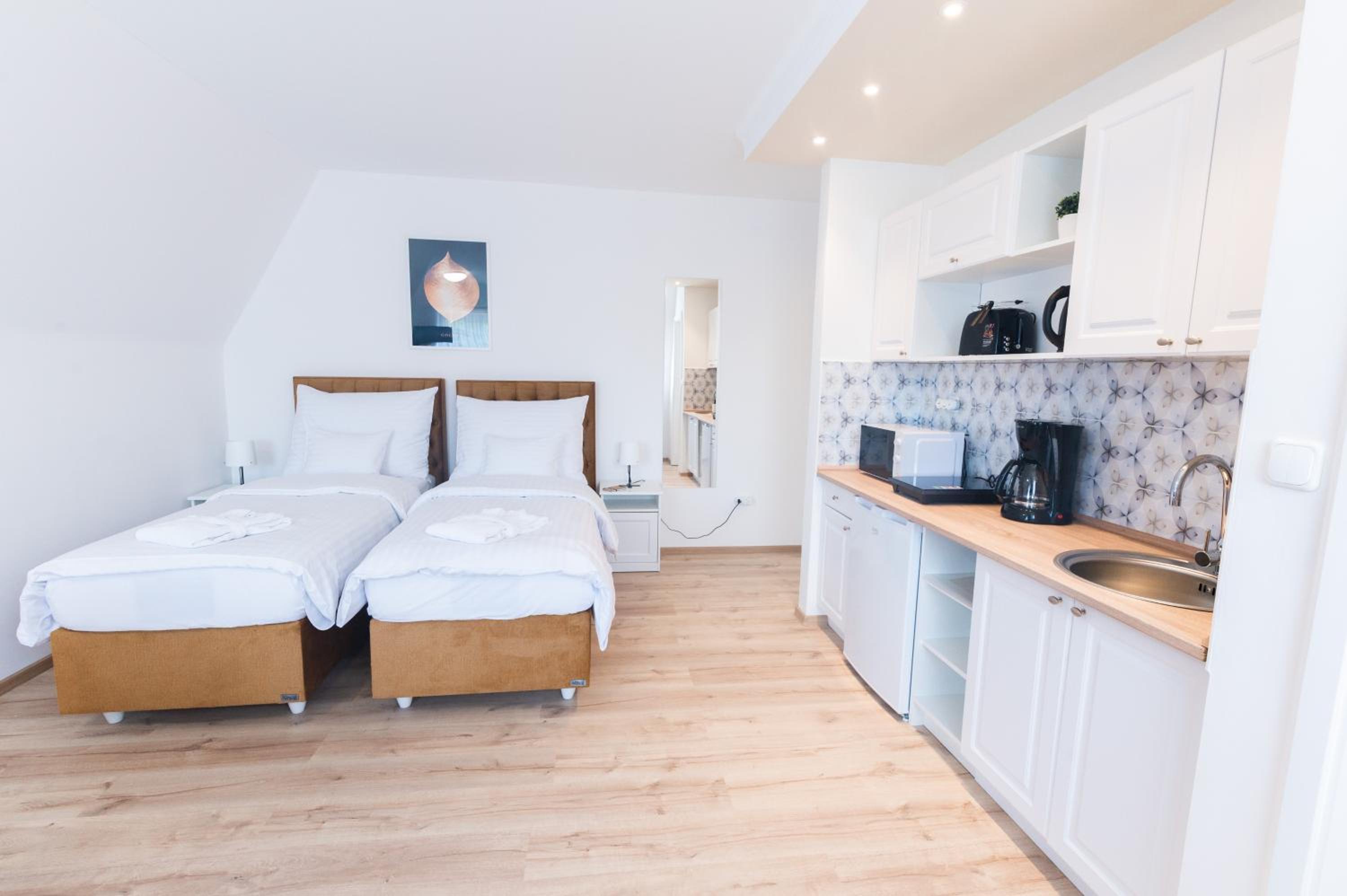 Standard Twin Room - Photo 7