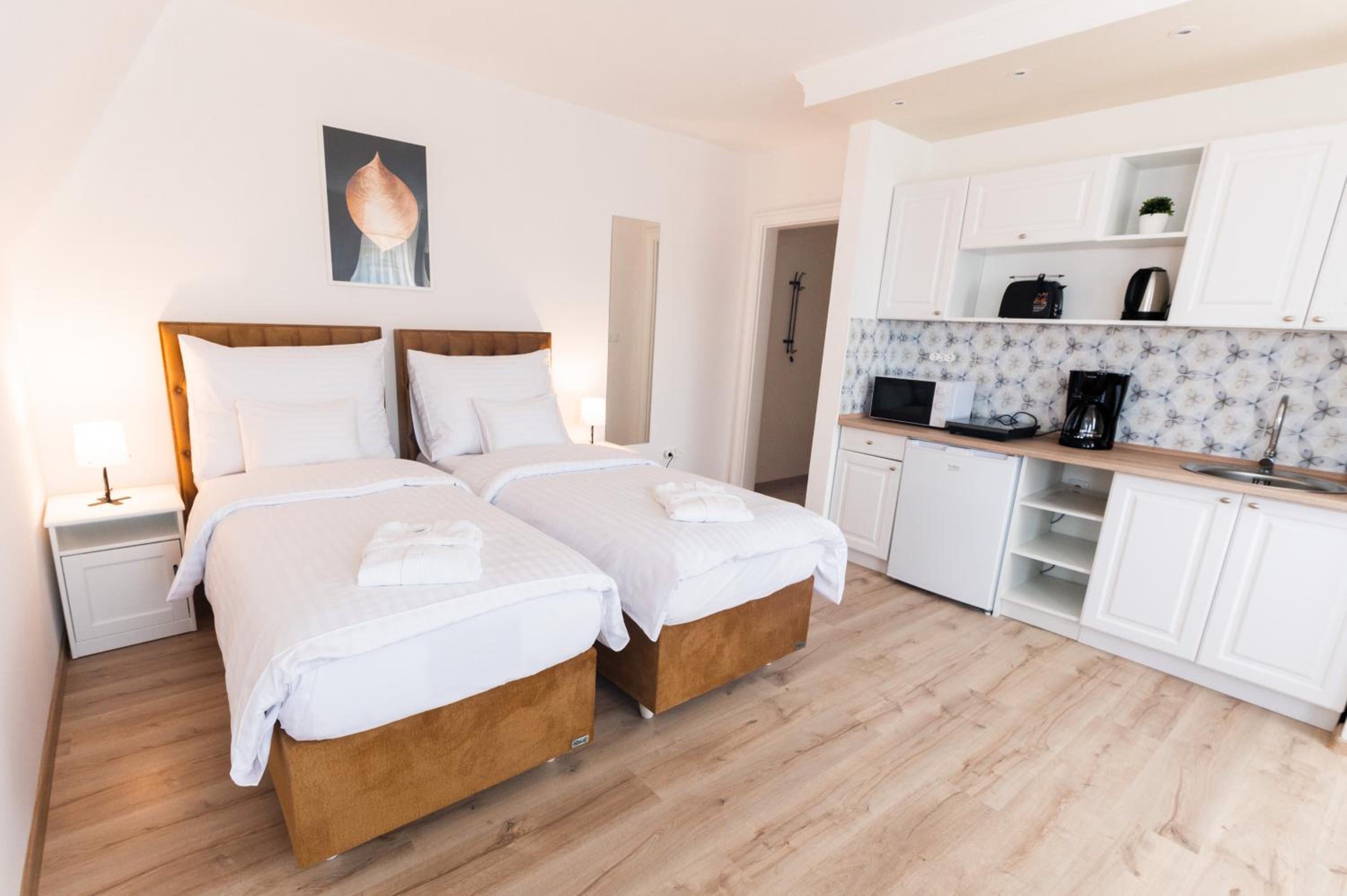 Standard Twin Room - Photo 8