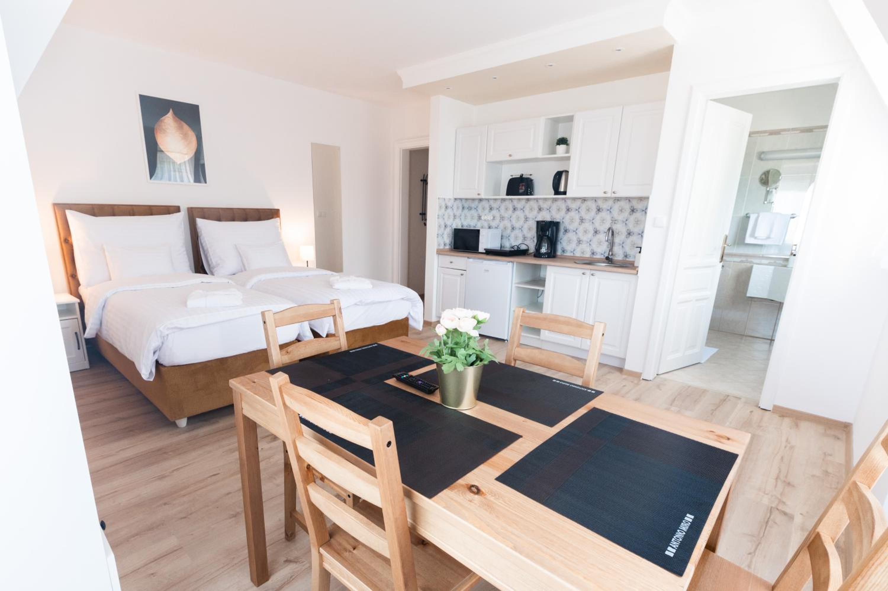 Standard Twin Room - Photo 9